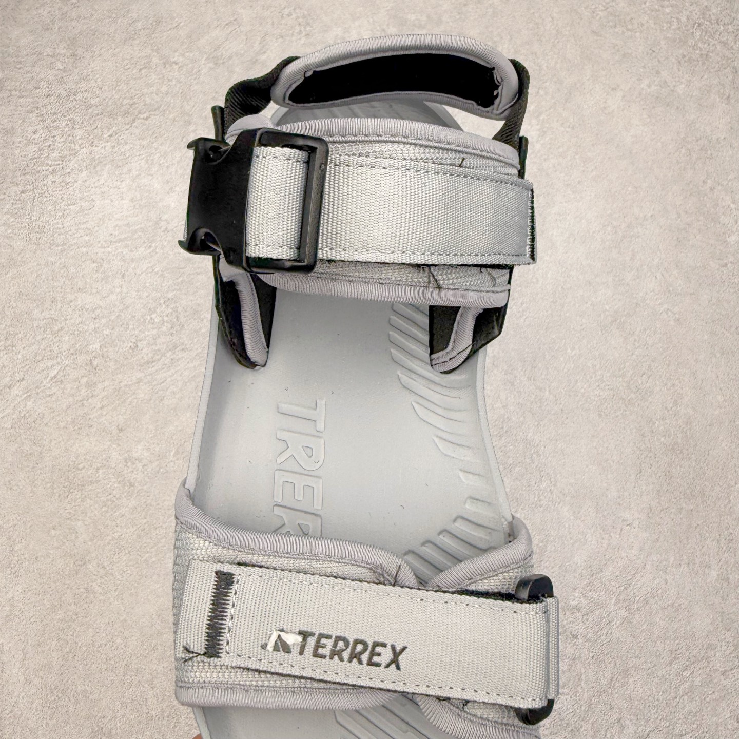 图片[5]-AD Terrex Hydroterra 休闲舒适沙滩凉鞋 adidas（阿迪达斯）是一家世界知名的体育用品和服装品牌，成立于1949年，总部位于德国。原本阿道夫•达斯勒和他的兄弟鲁道夫•达斯勒一起经营着一家鞋厂，专门生产和销售运动鞋。由于兄弟俩在经营理念和方向上的分歧，阿道夫•达斯勒在1949年以自己的名字\\\”Adi\\\”和姓氏\\\”Das\\\”来命名，创立了adidas。哥哥鲁道夫•达斯勒则开设了运动品牌puma。adidas从成立之初就致力于为运动员提供优质的运动产品和创新的技术。品牌不断推出创新的运动鞋和服装，以满足运动员在各种运动场合中的需求。adidas的产品涵盖了跑步、足球、篮球、网球等多个运动领域，成为众多专业和业余运动员的首选。时至今日，阿迪达斯已经成为众多运动明星及时尚人士的宠儿。 多款鞋子因为其款式经典，时尚百搭，一直为大众所喜爱。实拍调校N版已经零色差零失真 百分百还原实物色彩所见即所得 不存在货不对板色差等低级问题 选购参考实物拍摄 不混卖不参货 只用心做好货严格选品 承诺混一赔十 尺码：36 36.5 37.5 38 38.5 39 40 40.5 41 42 42.5 43 44 44.5 45-选品中心