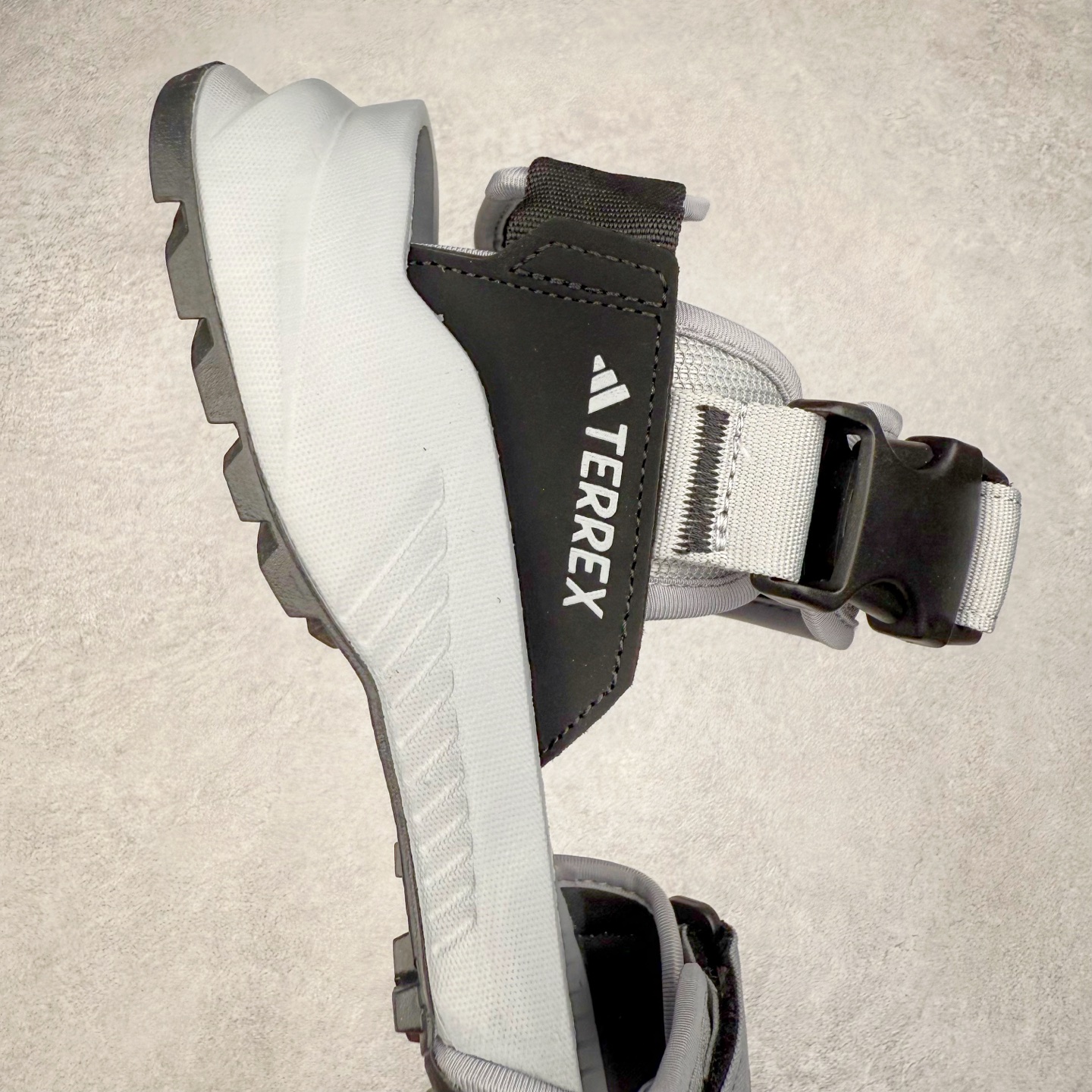 图片[6]-AD Terrex Hydroterra 休闲舒适沙滩凉鞋 adidas（阿迪达斯）是一家世界知名的体育用品和服装品牌，成立于1949年，总部位于德国。原本阿道夫•达斯勒和他的兄弟鲁道夫•达斯勒一起经营着一家鞋厂，专门生产和销售运动鞋。由于兄弟俩在经营理念和方向上的分歧，阿道夫•达斯勒在1949年以自己的名字\\\”Adi\\\”和姓氏\\\”Das\\\”来命名，创立了adidas。哥哥鲁道夫•达斯勒则开设了运动品牌puma。adidas从成立之初就致力于为运动员提供优质的运动产品和创新的技术。品牌不断推出创新的运动鞋和服装，以满足运动员在各种运动场合中的需求。adidas的产品涵盖了跑步、足球、篮球、网球等多个运动领域，成为众多专业和业余运动员的首选。时至今日，阿迪达斯已经成为众多运动明星及时尚人士的宠儿。 多款鞋子因为其款式经典，时尚百搭，一直为大众所喜爱。实拍调校N版已经零色差零失真 百分百还原实物色彩所见即所得 不存在货不对板色差等低级问题 选购参考实物拍摄 不混卖不参货 只用心做好货严格选品 承诺混一赔十 尺码：36 36.5 37.5 38 38.5 39 40 40.5 41 42 42.5 43 44 44.5 45-选品中心