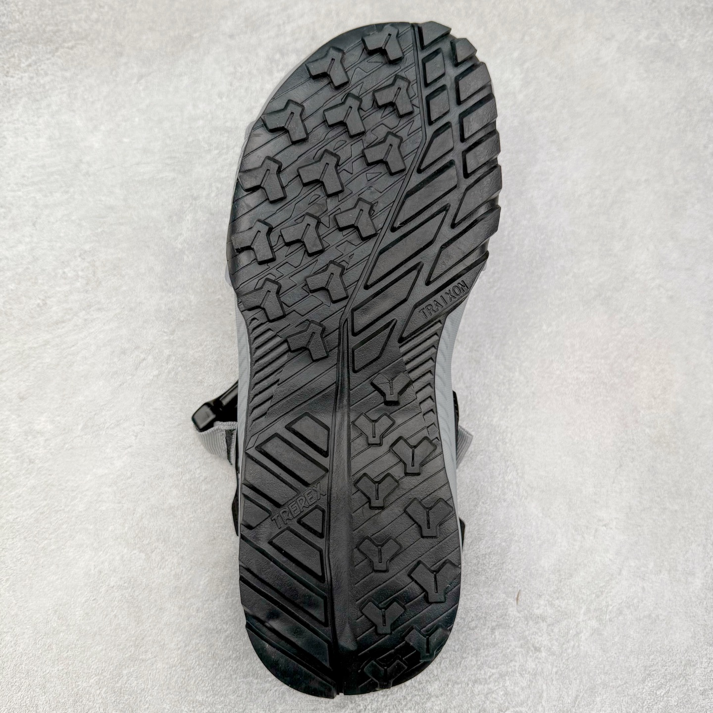 图片[9]-AD Terrex Hydroterra 休闲舒适沙滩凉鞋 adidas（阿迪达斯）是一家世界知名的体育用品和服装品牌，成立于1949年，总部位于德国。原本阿道夫•达斯勒和他的兄弟鲁道夫•达斯勒一起经营着一家鞋厂，专门生产和销售运动鞋。由于兄弟俩在经营理念和方向上的分歧，阿道夫•达斯勒在1949年以自己的名字\\\”Adi\\\”和姓氏\\\”Das\\\”来命名，创立了adidas。哥哥鲁道夫•达斯勒则开设了运动品牌puma。adidas从成立之初就致力于为运动员提供优质的运动产品和创新的技术。品牌不断推出创新的运动鞋和服装，以满足运动员在各种运动场合中的需求。adidas的产品涵盖了跑步、足球、篮球、网球等多个运动领域，成为众多专业和业余运动员的首选。时至今日，阿迪达斯已经成为众多运动明星及时尚人士的宠儿。 多款鞋子因为其款式经典，时尚百搭，一直为大众所喜爱。实拍调校N版已经零色差零失真 百分百还原实物色彩所见即所得 不存在货不对板色差等低级问题 选购参考实物拍摄 不混卖不参货 只用心做好货严格选品 承诺混一赔十 尺码：36 36.5 37.5 38 38.5 39 40 40.5 41 42 42.5 43 44 44.5 45-选品中心