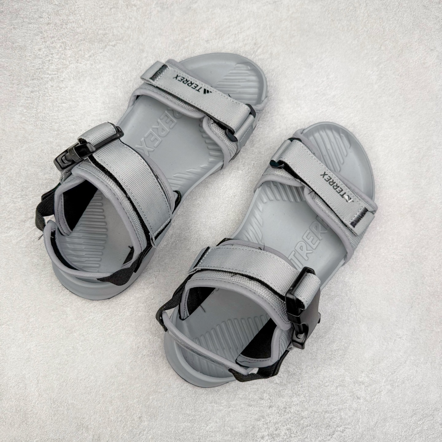 图片[3]-AD Terrex Hydroterra 休闲舒适沙滩凉鞋 adidas（阿迪达斯）是一家世界知名的体育用品和服装品牌，成立于1949年，总部位于德国。原本阿道夫•达斯勒和他的兄弟鲁道夫•达斯勒一起经营着一家鞋厂，专门生产和销售运动鞋。由于兄弟俩在经营理念和方向上的分歧，阿道夫•达斯勒在1949年以自己的名字\\\”Adi\\\”和姓氏\\\”Das\\\”来命名，创立了adidas。哥哥鲁道夫•达斯勒则开设了运动品牌puma。adidas从成立之初就致力于为运动员提供优质的运动产品和创新的技术。品牌不断推出创新的运动鞋和服装，以满足运动员在各种运动场合中的需求。adidas的产品涵盖了跑步、足球、篮球、网球等多个运动领域，成为众多专业和业余运动员的首选。时至今日，阿迪达斯已经成为众多运动明星及时尚人士的宠儿。 多款鞋子因为其款式经典，时尚百搭，一直为大众所喜爱。实拍调校N版已经零色差零失真 百分百还原实物色彩所见即所得 不存在货不对板色差等低级问题 选购参考实物拍摄 不混卖不参货 只用心做好货严格选品 承诺混一赔十 尺码：36 36.5 37.5 38 38.5 39 40 40.5 41 42 42.5 43 44 44.5 45-选品中心