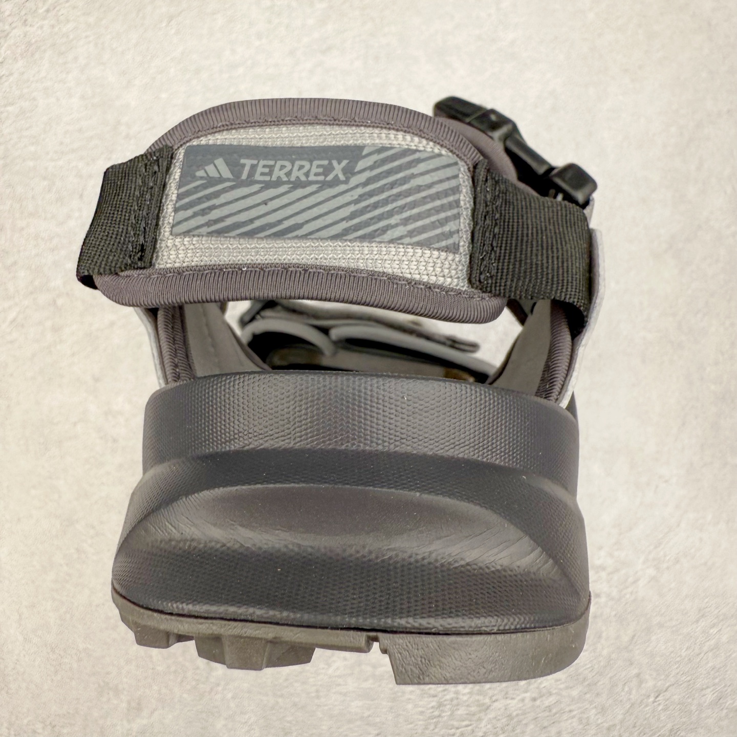 图片[8]-AD Terrex Hydroterra 休闲舒适沙滩凉鞋 adidas（阿迪达斯）是一家世界知名的体育用品和服装品牌，成立于1949年，总部位于德国。原本阿道夫•达斯勒和他的兄弟鲁道夫•达斯勒一起经营着一家鞋厂，专门生产和销售运动鞋。由于兄弟俩在经营理念和方向上的分歧，阿道夫•达斯勒在1949年以自己的名字\\\”Adi\\\”和姓氏\\\”Das\\\”来命名，创立了adidas。哥哥鲁道夫•达斯勒则开设了运动品牌puma。adidas从成立之初就致力于为运动员提供优质的运动产品和创新的技术。品牌不断推出创新的运动鞋和服装，以满足运动员在各种运动场合中的需求。adidas的产品涵盖了跑步、足球、篮球、网球等多个运动领域，成为众多专业和业余运动员的首选。时至今日，阿迪达斯已经成为众多运动明星及时尚人士的宠儿。 多款鞋子因为其款式经典，时尚百搭，一直为大众所喜爱。实拍调校N版已经零色差零失真 百分百还原实物色彩所见即所得 不存在货不对板色差等低级问题 选购参考实物拍摄 不混卖不参货 只用心做好货严格选品 承诺混一赔十 尺码：36 36.5 37.5 38 38.5 39 40 40.5 41 42 42.5 43 44 44.5 45-选品中心