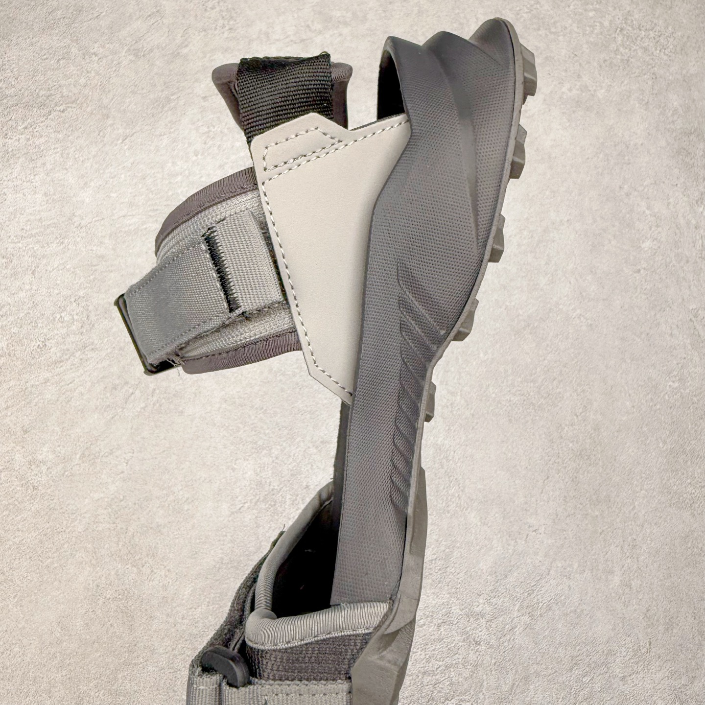 图片[7]-AD Terrex Hydroterra 休闲舒适沙滩凉鞋 adidas（阿迪达斯）是一家世界知名的体育用品和服装品牌，成立于1949年，总部位于德国。原本阿道夫•达斯勒和他的兄弟鲁道夫•达斯勒一起经营着一家鞋厂，专门生产和销售运动鞋。由于兄弟俩在经营理念和方向上的分歧，阿道夫•达斯勒在1949年以自己的名字\\\”Adi\\\”和姓氏\\\”Das\\\”来命名，创立了adidas。哥哥鲁道夫•达斯勒则开设了运动品牌puma。adidas从成立之初就致力于为运动员提供优质的运动产品和创新的技术。品牌不断推出创新的运动鞋和服装，以满足运动员在各种运动场合中的需求。adidas的产品涵盖了跑步、足球、篮球、网球等多个运动领域，成为众多专业和业余运动员的首选。时至今日，阿迪达斯已经成为众多运动明星及时尚人士的宠儿。 多款鞋子因为其款式经典，时尚百搭，一直为大众所喜爱。实拍调校N版已经零色差零失真 百分百还原实物色彩所见即所得 不存在货不对板色差等低级问题 选购参考实物拍摄 不混卖不参货 只用心做好货严格选品 承诺混一赔十 尺码：36 36.5 37.5 38 38.5 39 40 40.5 41 42 42.5 43 44 44.5 45-选品中心