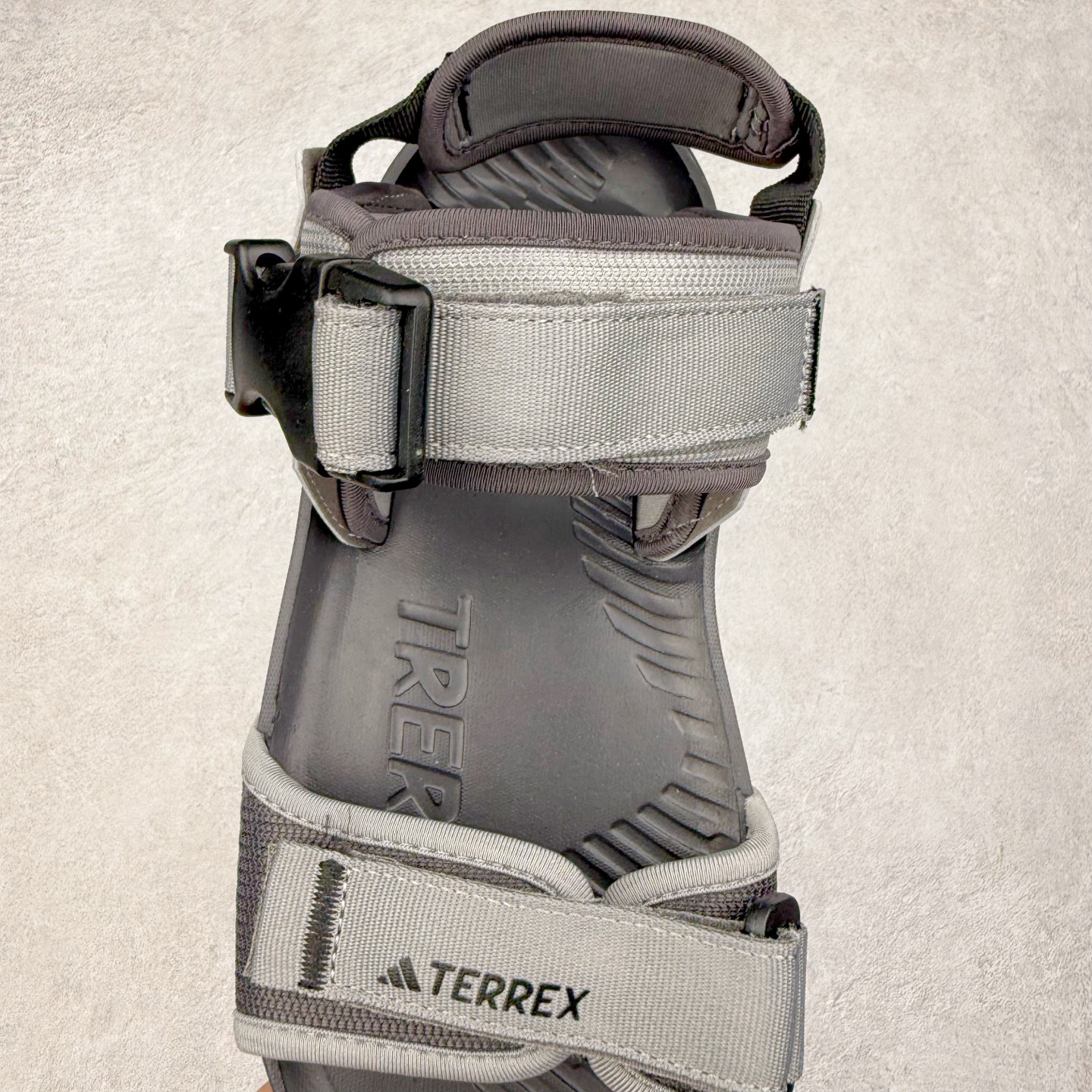 图片[5]-AD Terrex Hydroterra 休闲舒适沙滩凉鞋 adidas（阿迪达斯）是一家世界知名的体育用品和服装品牌，成立于1949年，总部位于德国。原本阿道夫•达斯勒和他的兄弟鲁道夫•达斯勒一起经营着一家鞋厂，专门生产和销售运动鞋。由于兄弟俩在经营理念和方向上的分歧，阿道夫•达斯勒在1949年以自己的名字\\\”Adi\\\”和姓氏\\\”Das\\\”来命名，创立了adidas。哥哥鲁道夫•达斯勒则开设了运动品牌puma。adidas从成立之初就致力于为运动员提供优质的运动产品和创新的技术。品牌不断推出创新的运动鞋和服装，以满足运动员在各种运动场合中的需求。adidas的产品涵盖了跑步、足球、篮球、网球等多个运动领域，成为众多专业和业余运动员的首选。时至今日，阿迪达斯已经成为众多运动明星及时尚人士的宠儿。 多款鞋子因为其款式经典，时尚百搭，一直为大众所喜爱。实拍调校N版已经零色差零失真 百分百还原实物色彩所见即所得 不存在货不对板色差等低级问题 选购参考实物拍摄 不混卖不参货 只用心做好货严格选品 承诺混一赔十 尺码：36 36.5 37.5 38 38.5 39 40 40.5 41 42 42.5 43 44 44.5 45-选品中心