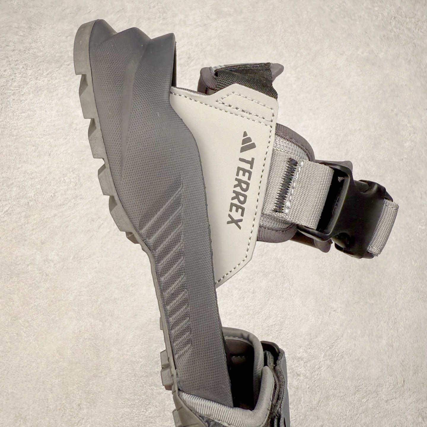 图片[6]-AD Terrex Hydroterra 休闲舒适沙滩凉鞋 adidas（阿迪达斯）是一家世界知名的体育用品和服装品牌，成立于1949年，总部位于德国。原本阿道夫•达斯勒和他的兄弟鲁道夫•达斯勒一起经营着一家鞋厂，专门生产和销售运动鞋。由于兄弟俩在经营理念和方向上的分歧，阿道夫•达斯勒在1949年以自己的名字\\\”Adi\\\”和姓氏\\\”Das\\\”来命名，创立了adidas。哥哥鲁道夫•达斯勒则开设了运动品牌puma。adidas从成立之初就致力于为运动员提供优质的运动产品和创新的技术。品牌不断推出创新的运动鞋和服装，以满足运动员在各种运动场合中的需求。adidas的产品涵盖了跑步、足球、篮球、网球等多个运动领域，成为众多专业和业余运动员的首选。时至今日，阿迪达斯已经成为众多运动明星及时尚人士的宠儿。 多款鞋子因为其款式经典，时尚百搭，一直为大众所喜爱。实拍调校N版已经零色差零失真 百分百还原实物色彩所见即所得 不存在货不对板色差等低级问题 选购参考实物拍摄 不混卖不参货 只用心做好货严格选品 承诺混一赔十 尺码：36 36.5 37.5 38 38.5 39 40 40.5 41 42 42.5 43 44 44.5 45-选品中心