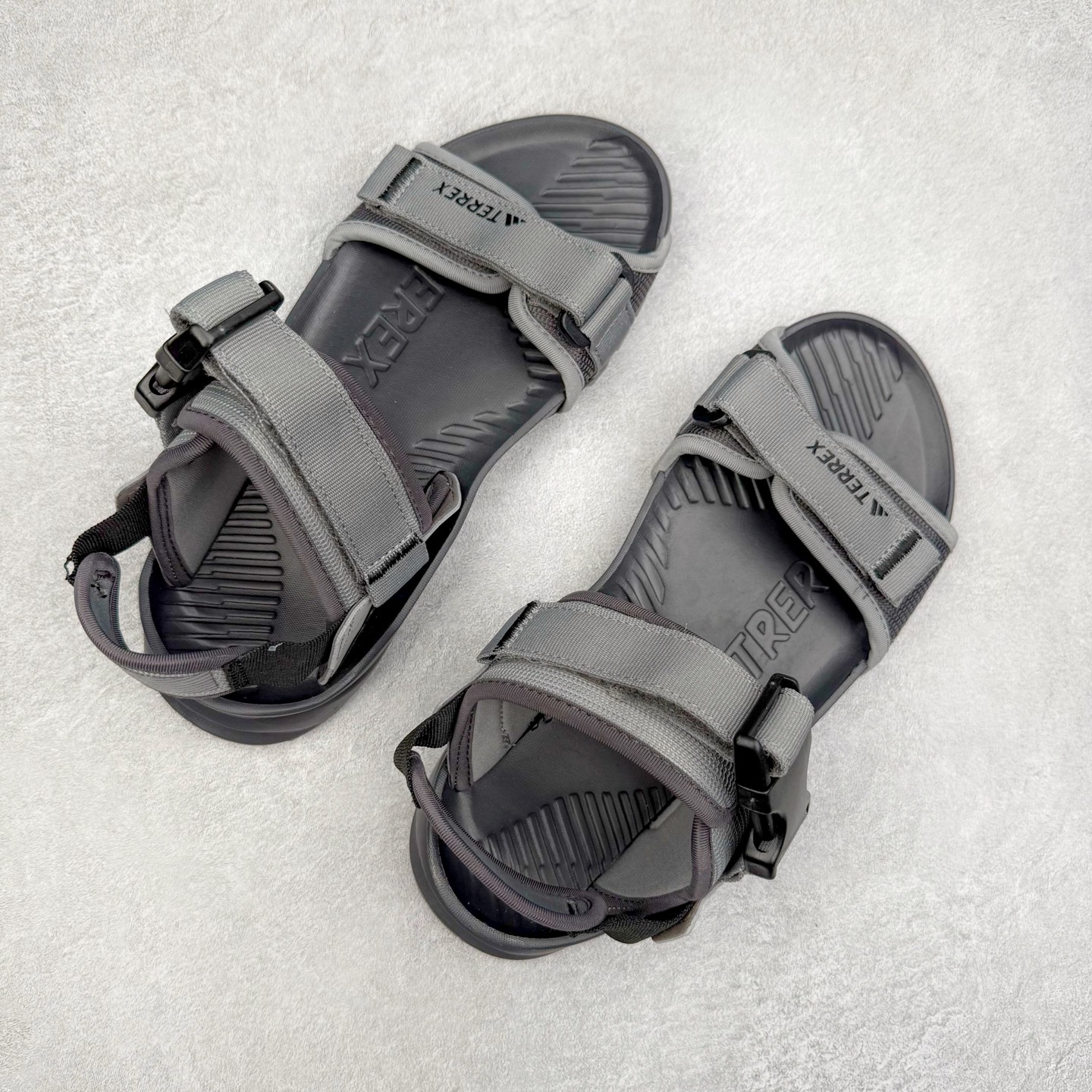 图片[3]-AD Terrex Hydroterra 休闲舒适沙滩凉鞋 adidas（阿迪达斯）是一家世界知名的体育用品和服装品牌，成立于1949年，总部位于德国。原本阿道夫•达斯勒和他的兄弟鲁道夫•达斯勒一起经营着一家鞋厂，专门生产和销售运动鞋。由于兄弟俩在经营理念和方向上的分歧，阿道夫•达斯勒在1949年以自己的名字\\\”Adi\\\”和姓氏\\\”Das\\\”来命名，创立了adidas。哥哥鲁道夫•达斯勒则开设了运动品牌puma。adidas从成立之初就致力于为运动员提供优质的运动产品和创新的技术。品牌不断推出创新的运动鞋和服装，以满足运动员在各种运动场合中的需求。adidas的产品涵盖了跑步、足球、篮球、网球等多个运动领域，成为众多专业和业余运动员的首选。时至今日，阿迪达斯已经成为众多运动明星及时尚人士的宠儿。 多款鞋子因为其款式经典，时尚百搭，一直为大众所喜爱。实拍调校N版已经零色差零失真 百分百还原实物色彩所见即所得 不存在货不对板色差等低级问题 选购参考实物拍摄 不混卖不参货 只用心做好货严格选品 承诺混一赔十 尺码：36 36.5 37.5 38 38.5 39 40 40.5 41 42 42.5 43 44 44.5 45-选品中心