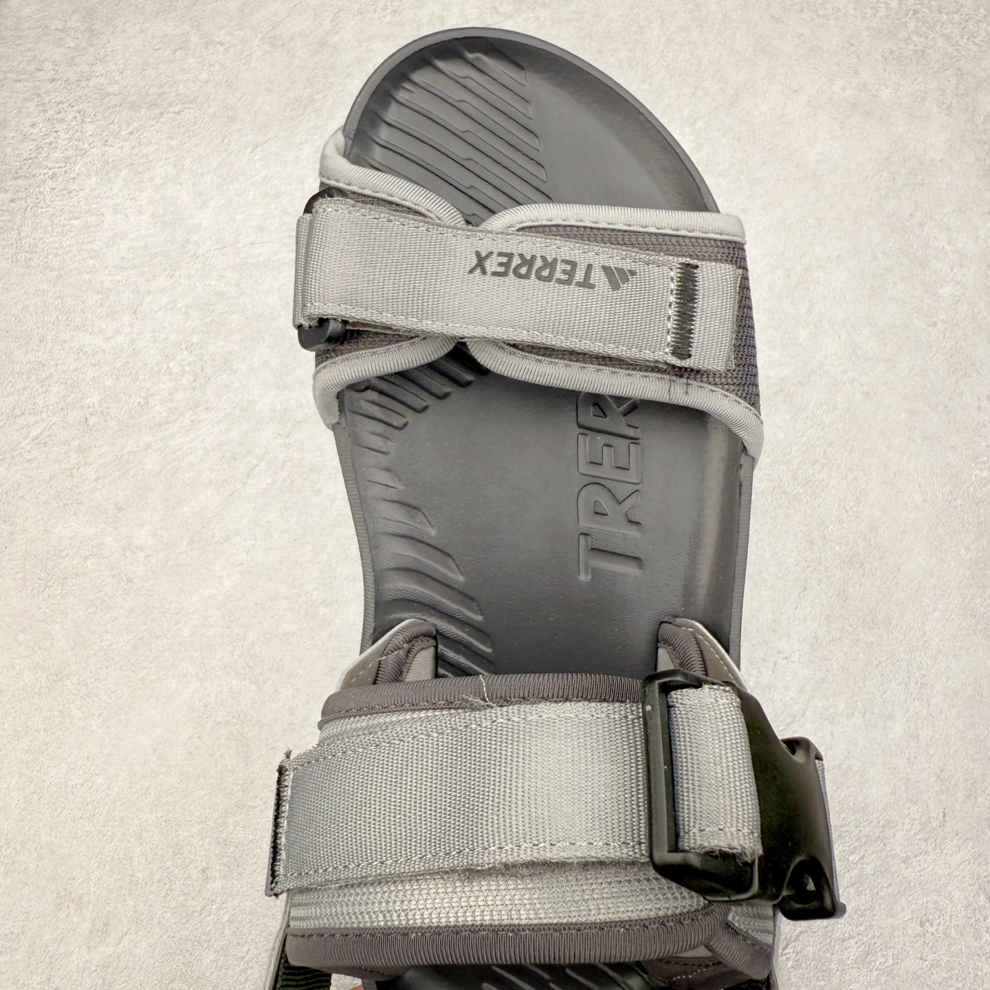 图片[4]-AD Terrex Hydroterra 休闲舒适沙滩凉鞋 adidas（阿迪达斯）是一家世界知名的体育用品和服装品牌，成立于1949年，总部位于德国。原本阿道夫•达斯勒和他的兄弟鲁道夫•达斯勒一起经营着一家鞋厂，专门生产和销售运动鞋。由于兄弟俩在经营理念和方向上的分歧，阿道夫•达斯勒在1949年以自己的名字\\\”Adi\\\”和姓氏\\\”Das\\\”来命名，创立了adidas。哥哥鲁道夫•达斯勒则开设了运动品牌puma。adidas从成立之初就致力于为运动员提供优质的运动产品和创新的技术。品牌不断推出创新的运动鞋和服装，以满足运动员在各种运动场合中的需求。adidas的产品涵盖了跑步、足球、篮球、网球等多个运动领域，成为众多专业和业余运动员的首选。时至今日，阿迪达斯已经成为众多运动明星及时尚人士的宠儿。 多款鞋子因为其款式经典，时尚百搭，一直为大众所喜爱。实拍调校N版已经零色差零失真 百分百还原实物色彩所见即所得 不存在货不对板色差等低级问题 选购参考实物拍摄 不混卖不参货 只用心做好货严格选品 承诺混一赔十 尺码：36 36.5 37.5 38 38.5 39 40 40.5 41 42 42.5 43 44 44.5 45-选品中心