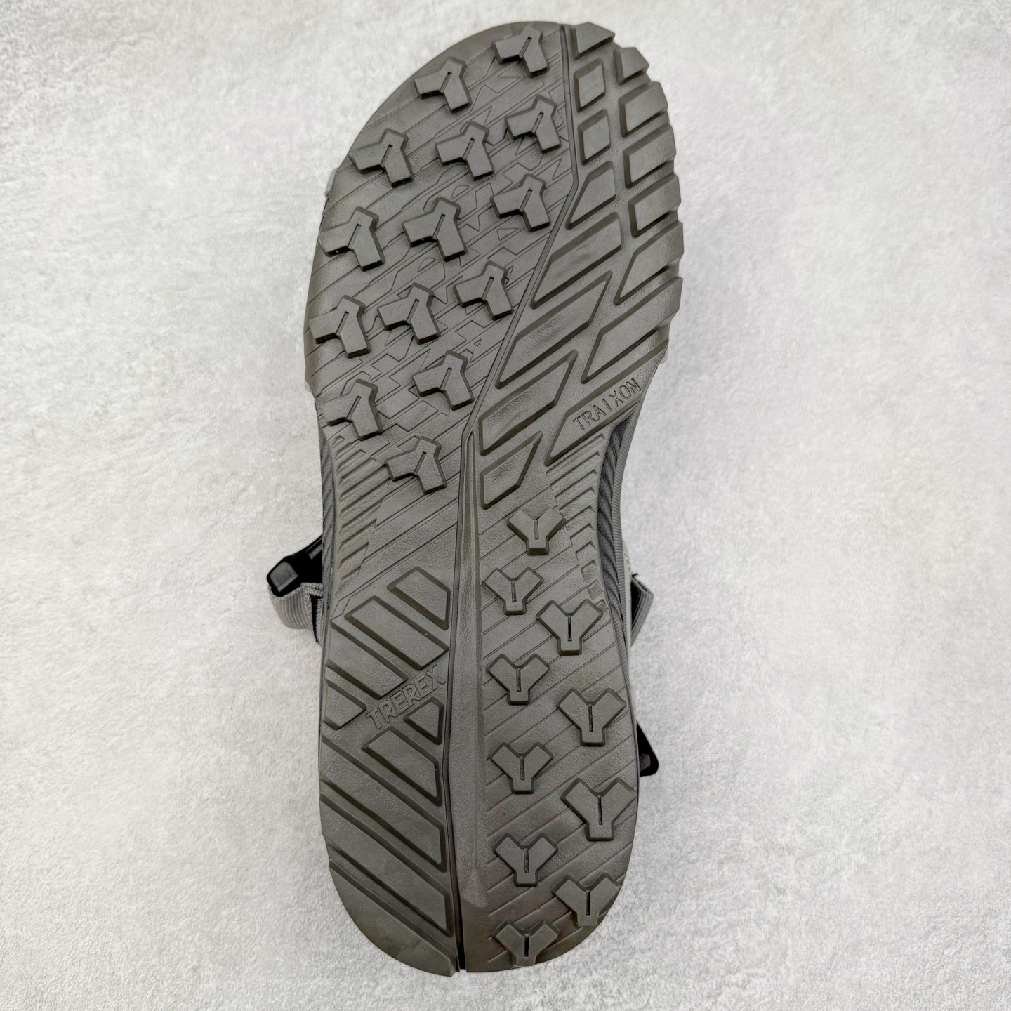 图片[9]-AD Terrex Hydroterra 休闲舒适沙滩凉鞋 adidas（阿迪达斯）是一家世界知名的体育用品和服装品牌，成立于1949年，总部位于德国。原本阿道夫•达斯勒和他的兄弟鲁道夫•达斯勒一起经营着一家鞋厂，专门生产和销售运动鞋。由于兄弟俩在经营理念和方向上的分歧，阿道夫•达斯勒在1949年以自己的名字\\\”Adi\\\”和姓氏\\\”Das\\\”来命名，创立了adidas。哥哥鲁道夫•达斯勒则开设了运动品牌puma。adidas从成立之初就致力于为运动员提供优质的运动产品和创新的技术。品牌不断推出创新的运动鞋和服装，以满足运动员在各种运动场合中的需求。adidas的产品涵盖了跑步、足球、篮球、网球等多个运动领域，成为众多专业和业余运动员的首选。时至今日，阿迪达斯已经成为众多运动明星及时尚人士的宠儿。 多款鞋子因为其款式经典，时尚百搭，一直为大众所喜爱。实拍调校N版已经零色差零失真 百分百还原实物色彩所见即所得 不存在货不对板色差等低级问题 选购参考实物拍摄 不混卖不参货 只用心做好货严格选品 承诺混一赔十 尺码：36 36.5 37.5 38 38.5 39 40 40.5 41 42 42.5 43 44 44.5 45-选品中心