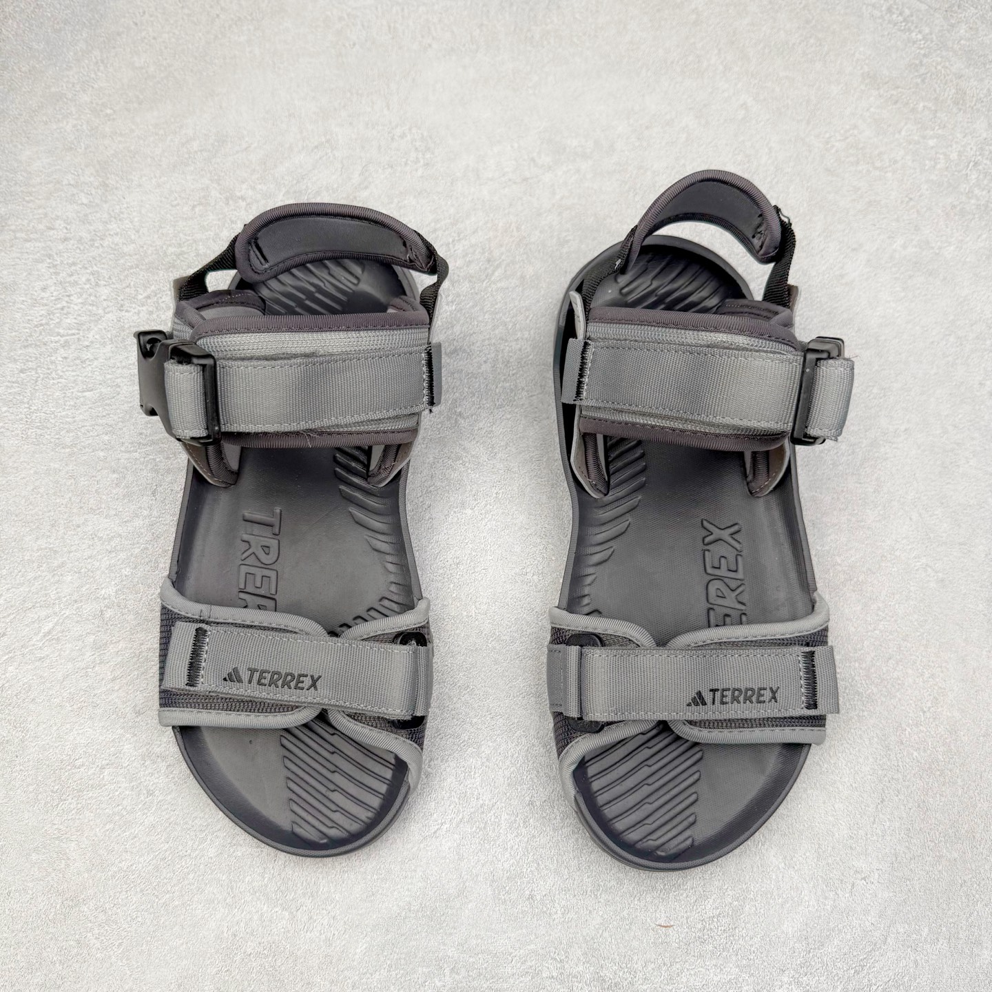 图片[2]-AD Terrex Hydroterra 休闲舒适沙滩凉鞋 adidas（阿迪达斯）是一家世界知名的体育用品和服装品牌，成立于1949年，总部位于德国。原本阿道夫•达斯勒和他的兄弟鲁道夫•达斯勒一起经营着一家鞋厂，专门生产和销售运动鞋。由于兄弟俩在经营理念和方向上的分歧，阿道夫•达斯勒在1949年以自己的名字\\\”Adi\\\”和姓氏\\\”Das\\\”来命名，创立了adidas。哥哥鲁道夫•达斯勒则开设了运动品牌puma。adidas从成立之初就致力于为运动员提供优质的运动产品和创新的技术。品牌不断推出创新的运动鞋和服装，以满足运动员在各种运动场合中的需求。adidas的产品涵盖了跑步、足球、篮球、网球等多个运动领域，成为众多专业和业余运动员的首选。时至今日，阿迪达斯已经成为众多运动明星及时尚人士的宠儿。 多款鞋子因为其款式经典，时尚百搭，一直为大众所喜爱。实拍调校N版已经零色差零失真 百分百还原实物色彩所见即所得 不存在货不对板色差等低级问题 选购参考实物拍摄 不混卖不参货 只用心做好货严格选品 承诺混一赔十 尺码：36 36.5 37.5 38 38.5 39 40 40.5 41 42 42.5 43 44 44.5 45-选品中心