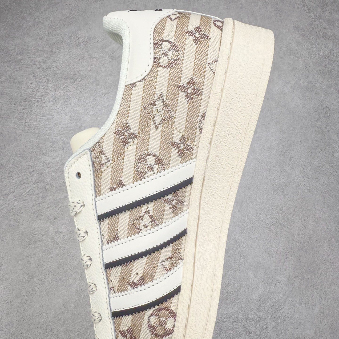 图片[7]-AD Originals Superstar 经典复古贝壳头板鞋 诞生于1969年 是第一双将全皮面鞋 身与橡胶鞋头结合在一起的低帮篮球鞋 Superstar最开始 是作为高帮篮球鞋Pro Model的低帮版本而出现的 但因为其独特和醒目的橡胶鞋头造型而让大家熟知 被大家形象地称为\\\”shelltoe\\\”贝壳头 在70年代的美国职业篮球场上 接近3/4的NBA球员都将这双Superstar作为场上用鞋 80年代之后 经过不断的改良和发展 Superstar逐渐成为横跨时装、音乐、街头文化、休闲和运动等各大领域的时尚潮鞋 尺码：36 36.5 37 38 38.5 39 40 40.5 41 42 42.5 43 44 44.5 45-选品中心