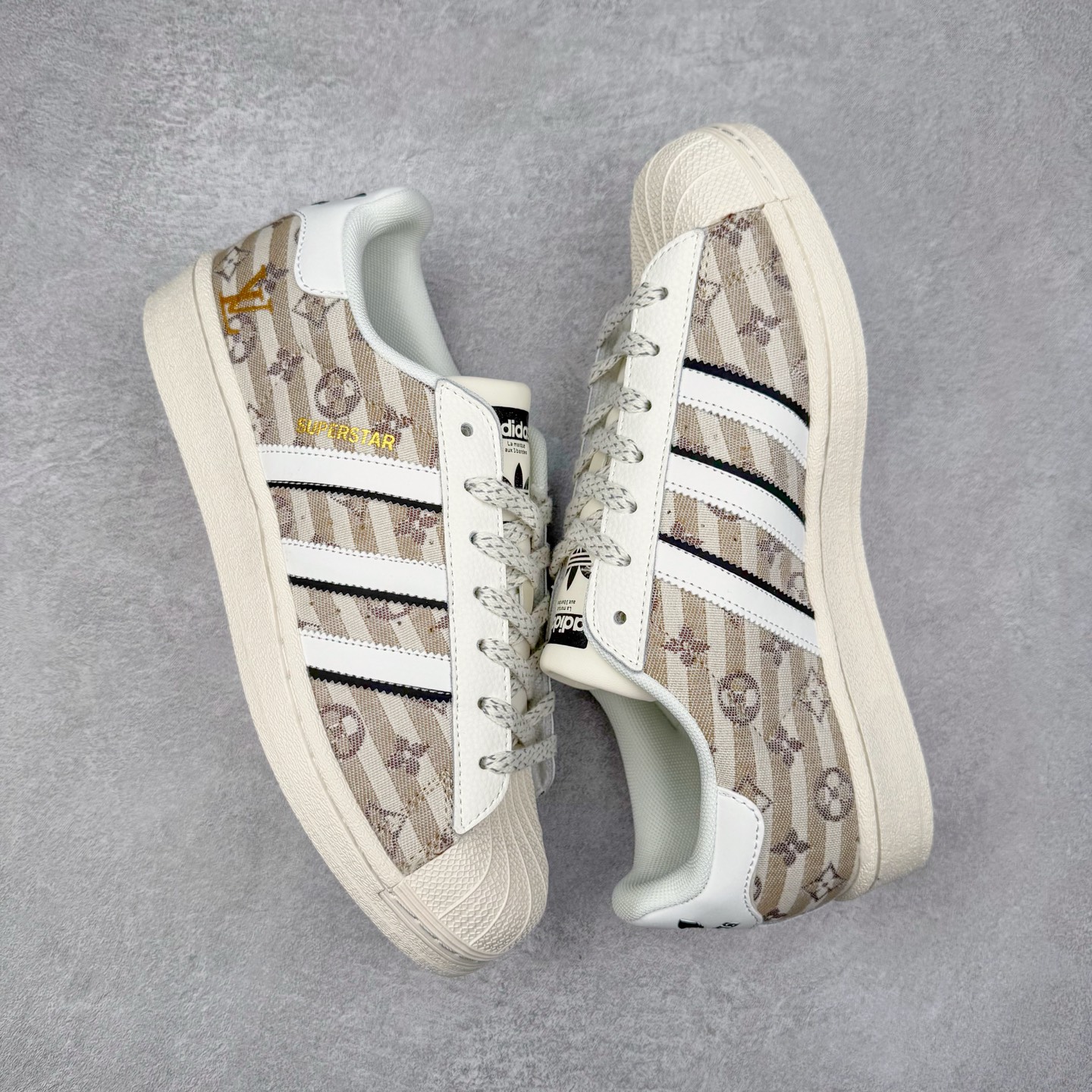 图片[3]-AD Originals Superstar 经典复古贝壳头板鞋 诞生于1969年 是第一双将全皮面鞋 身与橡胶鞋头结合在一起的低帮篮球鞋 Superstar最开始 是作为高帮篮球鞋Pro Model的低帮版本而出现的 但因为其独特和醒目的橡胶鞋头造型而让大家熟知 被大家形象地称为\\\”shelltoe\\\”贝壳头 在70年代的美国职业篮球场上 接近3/4的NBA球员都将这双Superstar作为场上用鞋 80年代之后 经过不断的改良和发展 Superstar逐渐成为横跨时装、音乐、街头文化、休闲和运动等各大领域的时尚潮鞋 尺码：36 36.5 37 38 38.5 39 40 40.5 41 42 42.5 43 44 44.5 45-选品中心