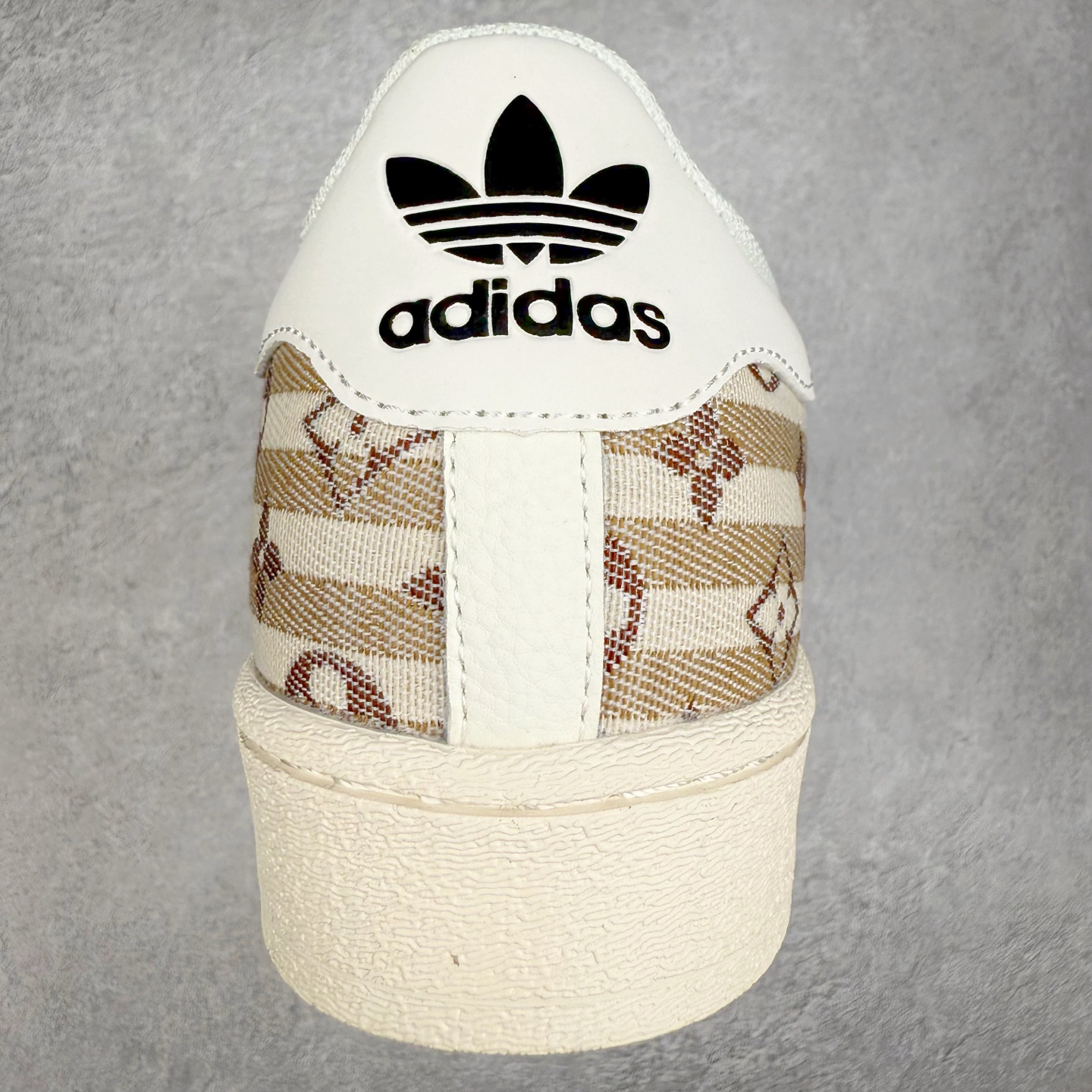 图片[8]-AD Originals Superstar 经典复古贝壳头板鞋 诞生于1969年 是第一双将全皮面鞋 身与橡胶鞋头结合在一起的低帮篮球鞋 Superstar最开始 是作为高帮篮球鞋Pro Model的低帮版本而出现的 但因为其独特和醒目的橡胶鞋头造型而让大家熟知 被大家形象地称为\\\”shelltoe\\\”贝壳头 在70年代的美国职业篮球场上 接近3/4的NBA球员都将这双Superstar作为场上用鞋 80年代之后 经过不断的改良和发展 Superstar逐渐成为横跨时装、音乐、街头文化、休闲和运动等各大领域的时尚潮鞋 尺码：36 36.5 37 38 38.5 39 40 40.5 41 42 42.5 43 44 44.5 45-选品中心