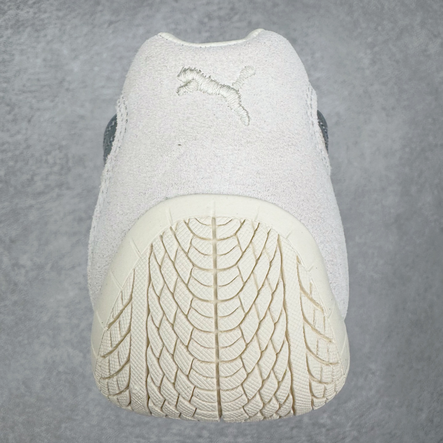 图片[8]-＃CS纯原 PUMA Speedca OG 彪马极速赛车系列低帮德训风拼接复古百搭休闲运动赛车鞋 鞋款从80、90年代赛车手所穿的防火赛车鞋为原型，鞋身线条模仿了赛车的流线廓形，体现了空气动力学原理的结构。简约流畅的外观，恰好又和贯穿其中的Formstrip Logo融合恰到好处，视觉上细节丰富且协调。本次Speedcat OG鞋款归来，最大看点自然式保留了窄版鞋型以及薄底构造。这两年各品牌鞋底越做越厚，Speedcat反其道而行之，上脚几乎无鞋底的效果带来耳目一新的视觉体验。鞋面依旧是以质感细腻的麂皮材质打造，并且大面积近乎全包裹的使用，复古味道也愈发浓烈。配色上更是将最原始的黑色和红色带回，向F1赛车队的标志性队服致敬。相信让各位一眼种草的更多是出挑的大红色，上脚即可瞬间点亮整体造型，在以球鞋为核心的OOTD中脱颖而出。而另一款黑色则是低调的万金油，彰显新潮个性的同时又不喧宾夺主，也是热爱简约系穿搭朋友的首选。 尺码：36 37 37.5 38 38.5 39 40 40.5 41 42 42.5 43 44 44.5 45 46-选品中心