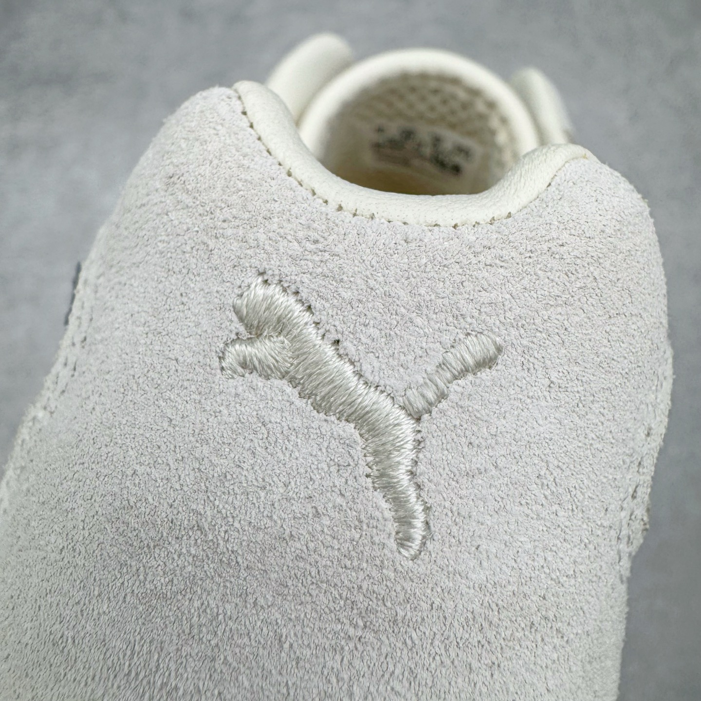 图片[17]-＃CS纯原 PUMA Speedca OG 彪马极速赛车系列低帮德训风拼接复古百搭休闲运动赛车鞋 鞋款从80、90年代赛车手所穿的防火赛车鞋为原型，鞋身线条模仿了赛车的流线廓形，体现了空气动力学原理的结构。简约流畅的外观，恰好又和贯穿其中的Formstrip Logo融合恰到好处，视觉上细节丰富且协调。本次Speedcat OG鞋款归来，最大看点自然式保留了窄版鞋型以及薄底构造。这两年各品牌鞋底越做越厚，Speedcat反其道而行之，上脚几乎无鞋底的效果带来耳目一新的视觉体验。鞋面依旧是以质感细腻的麂皮材质打造，并且大面积近乎全包裹的使用，复古味道也愈发浓烈。配色上更是将最原始的黑色和红色带回，向F1赛车队的标志性队服致敬。相信让各位一眼种草的更多是出挑的大红色，上脚即可瞬间点亮整体造型，在以球鞋为核心的OOTD中脱颖而出。而另一款黑色则是低调的万金油，彰显新潮个性的同时又不喧宾夺主，也是热爱简约系穿搭朋友的首选。 尺码：36 37 37.5 38 38.5 39 40 40.5 41 42 42.5 43 44 44.5 45 46-选品中心