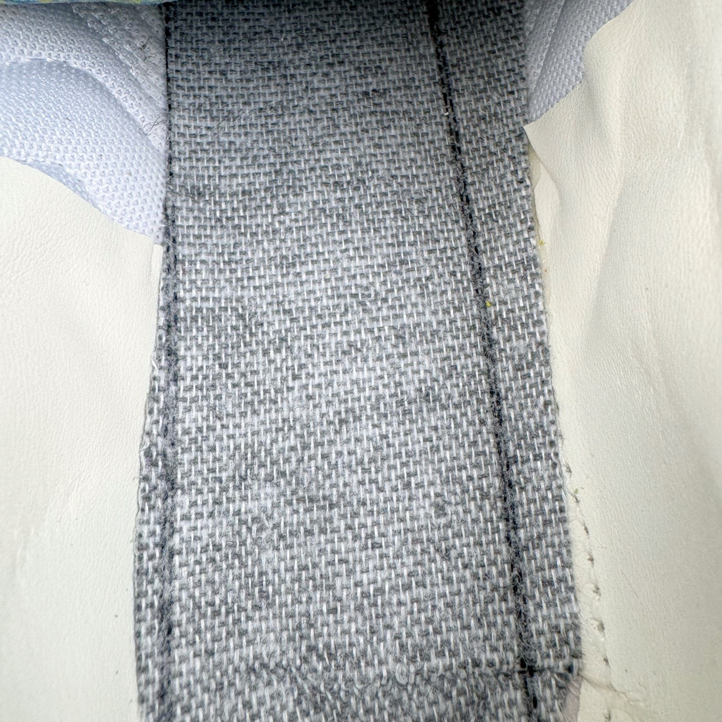 图片[10]-＃CS纯原 PUMA Speedca OG 彪马极速赛车系列低帮德训风拼接复古百搭休闲运动赛车鞋 鞋款从80、90年代赛车手所穿的防火赛车鞋为原型，鞋身线条模仿了赛车的流线廓形，体现了空气动力学原理的结构。简约流畅的外观，恰好又和贯穿其中的Formstrip Logo融合恰到好处，视觉上细节丰富且协调。本次Speedcat OG鞋款归来，最大看点自然式保留了窄版鞋型以及薄底构造。这两年各品牌鞋底越做越厚，Speedcat反其道而行之，上脚几乎无鞋底的效果带来耳目一新的视觉体验。鞋面依旧是以质感细腻的麂皮材质打造，并且大面积近乎全包裹的使用，复古味道也愈发浓烈。配色上更是将最原始的黑色和红色带回，向F1赛车队的标志性队服致敬。相信让各位一眼种草的更多是出挑的大红色，上脚即可瞬间点亮整体造型，在以球鞋为核心的OOTD中脱颖而出。而另一款黑色则是低调的万金油，彰显新潮个性的同时又不喧宾夺主，也是热爱简约系穿搭朋友的首选。 尺码：36 37 37.5 38 38.5 39 40 40.5 41 42 42.5 43 44 44.5 45 46-选品中心