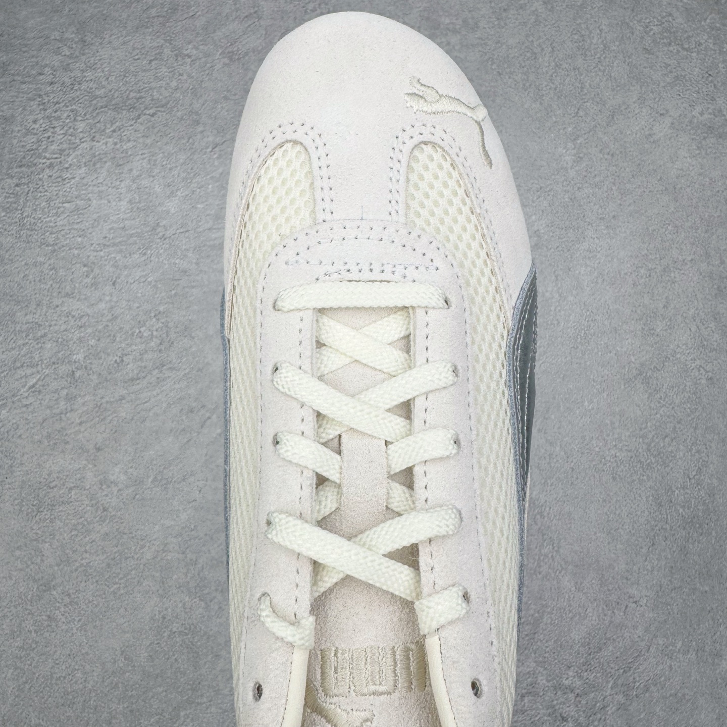 图片[4]-＃CS纯原 PUMA Speedca OG 彪马极速赛车系列低帮德训风拼接复古百搭休闲运动赛车鞋 鞋款从80、90年代赛车手所穿的防火赛车鞋为原型，鞋身线条模仿了赛车的流线廓形，体现了空气动力学原理的结构。简约流畅的外观，恰好又和贯穿其中的Formstrip Logo融合恰到好处，视觉上细节丰富且协调。本次Speedcat OG鞋款归来，最大看点自然式保留了窄版鞋型以及薄底构造。这两年各品牌鞋底越做越厚，Speedcat反其道而行之，上脚几乎无鞋底的效果带来耳目一新的视觉体验。鞋面依旧是以质感细腻的麂皮材质打造，并且大面积近乎全包裹的使用，复古味道也愈发浓烈。配色上更是将最原始的黑色和红色带回，向F1赛车队的标志性队服致敬。相信让各位一眼种草的更多是出挑的大红色，上脚即可瞬间点亮整体造型，在以球鞋为核心的OOTD中脱颖而出。而另一款黑色则是低调的万金油，彰显新潮个性的同时又不喧宾夺主，也是热爱简约系穿搭朋友的首选。 尺码：36 37 37.5 38 38.5 39 40 40.5 41 42 42.5 43 44 44.5 45 46-选品中心