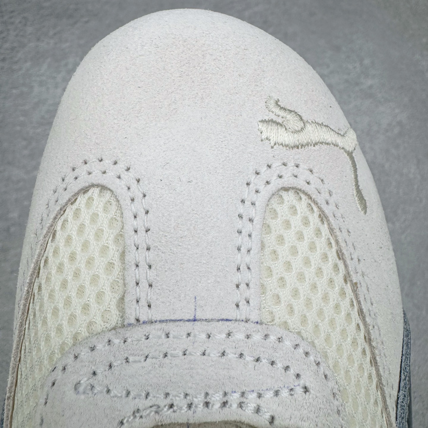 图片[16]-＃CS纯原 PUMA Speedca OG 彪马极速赛车系列低帮德训风拼接复古百搭休闲运动赛车鞋 鞋款从80、90年代赛车手所穿的防火赛车鞋为原型，鞋身线条模仿了赛车的流线廓形，体现了空气动力学原理的结构。简约流畅的外观，恰好又和贯穿其中的Formstrip Logo融合恰到好处，视觉上细节丰富且协调。本次Speedcat OG鞋款归来，最大看点自然式保留了窄版鞋型以及薄底构造。这两年各品牌鞋底越做越厚，Speedcat反其道而行之，上脚几乎无鞋底的效果带来耳目一新的视觉体验。鞋面依旧是以质感细腻的麂皮材质打造，并且大面积近乎全包裹的使用，复古味道也愈发浓烈。配色上更是将最原始的黑色和红色带回，向F1赛车队的标志性队服致敬。相信让各位一眼种草的更多是出挑的大红色，上脚即可瞬间点亮整体造型，在以球鞋为核心的OOTD中脱颖而出。而另一款黑色则是低调的万金油，彰显新潮个性的同时又不喧宾夺主，也是热爱简约系穿搭朋友的首选。 尺码：36 37 37.5 38 38.5 39 40 40.5 41 42 42.5 43 44 44.5 45 46-选品中心