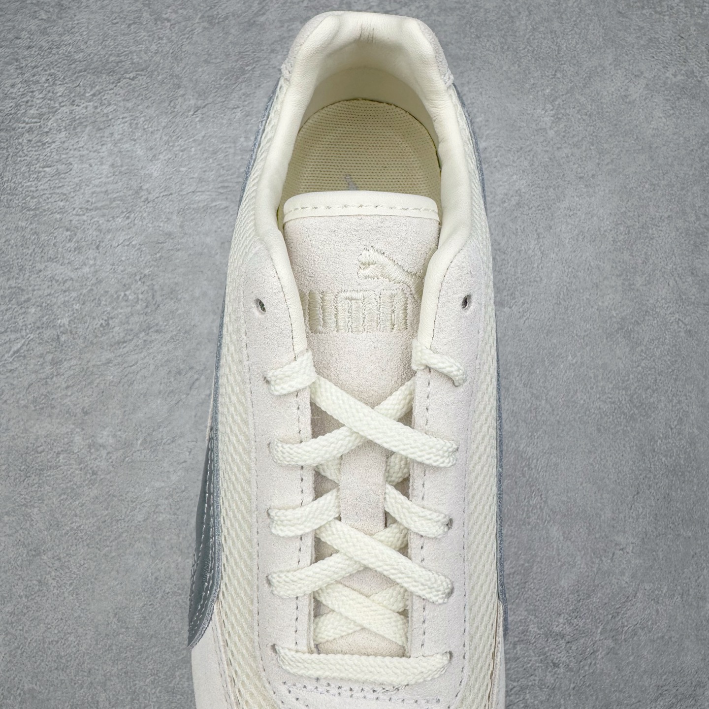 图片[5]-＃CS纯原 PUMA Speedca OG 彪马极速赛车系列低帮德训风拼接复古百搭休闲运动赛车鞋 鞋款从80、90年代赛车手所穿的防火赛车鞋为原型，鞋身线条模仿了赛车的流线廓形，体现了空气动力学原理的结构。简约流畅的外观，恰好又和贯穿其中的Formstrip Logo融合恰到好处，视觉上细节丰富且协调。本次Speedcat OG鞋款归来，最大看点自然式保留了窄版鞋型以及薄底构造。这两年各品牌鞋底越做越厚，Speedcat反其道而行之，上脚几乎无鞋底的效果带来耳目一新的视觉体验。鞋面依旧是以质感细腻的麂皮材质打造，并且大面积近乎全包裹的使用，复古味道也愈发浓烈。配色上更是将最原始的黑色和红色带回，向F1赛车队的标志性队服致敬。相信让各位一眼种草的更多是出挑的大红色，上脚即可瞬间点亮整体造型，在以球鞋为核心的OOTD中脱颖而出。而另一款黑色则是低调的万金油，彰显新潮个性的同时又不喧宾夺主，也是热爱简约系穿搭朋友的首选。 尺码：36 37 37.5 38 38.5 39 40 40.5 41 42 42.5 43 44 44.5 45 46-选品中心