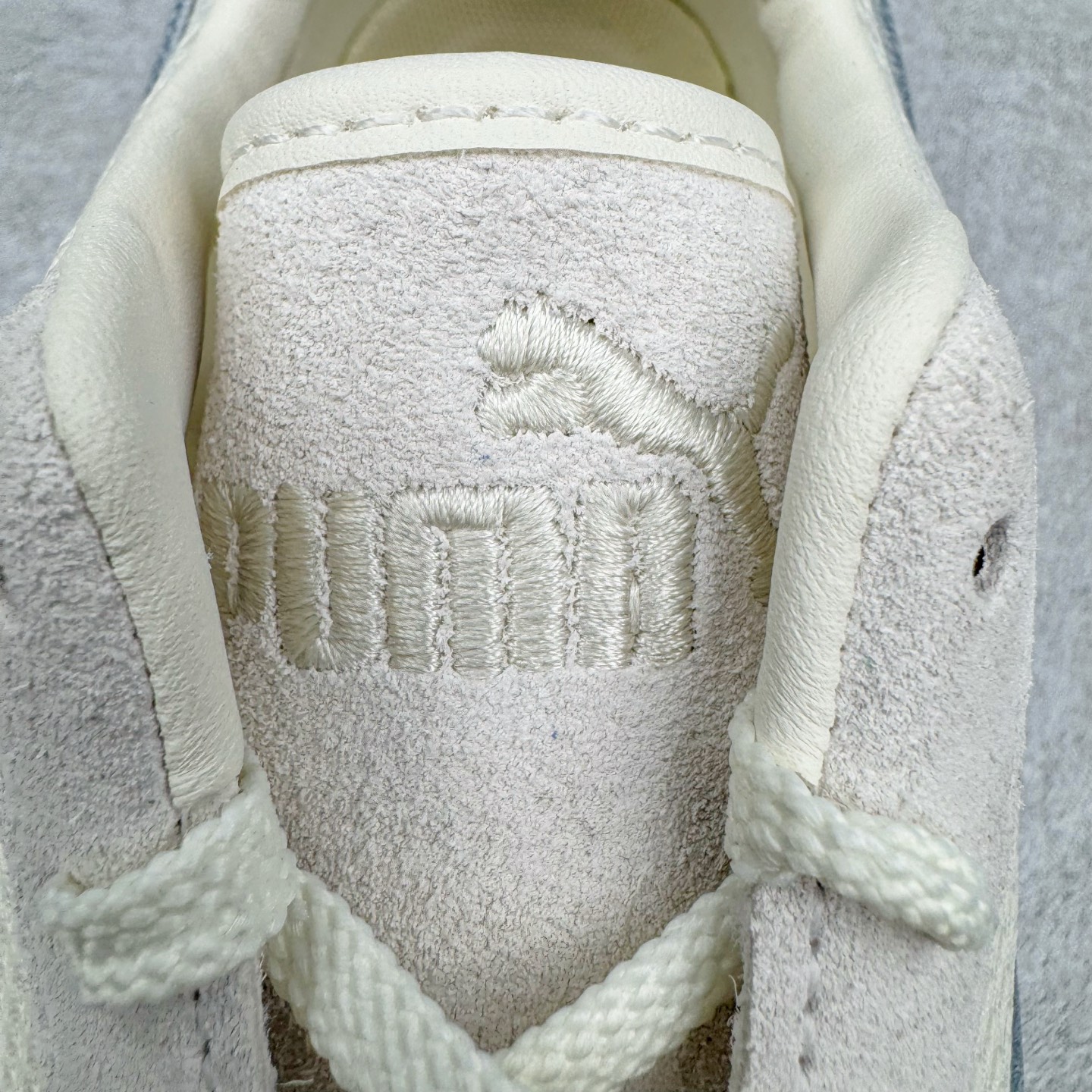 图片[14]-＃CS纯原 PUMA Speedca OG 彪马极速赛车系列低帮德训风拼接复古百搭休闲运动赛车鞋 鞋款从80、90年代赛车手所穿的防火赛车鞋为原型，鞋身线条模仿了赛车的流线廓形，体现了空气动力学原理的结构。简约流畅的外观，恰好又和贯穿其中的Formstrip Logo融合恰到好处，视觉上细节丰富且协调。本次Speedcat OG鞋款归来，最大看点自然式保留了窄版鞋型以及薄底构造。这两年各品牌鞋底越做越厚，Speedcat反其道而行之，上脚几乎无鞋底的效果带来耳目一新的视觉体验。鞋面依旧是以质感细腻的麂皮材质打造，并且大面积近乎全包裹的使用，复古味道也愈发浓烈。配色上更是将最原始的黑色和红色带回，向F1赛车队的标志性队服致敬。相信让各位一眼种草的更多是出挑的大红色，上脚即可瞬间点亮整体造型，在以球鞋为核心的OOTD中脱颖而出。而另一款黑色则是低调的万金油，彰显新潮个性的同时又不喧宾夺主，也是热爱简约系穿搭朋友的首选。 尺码：36 37 37.5 38 38.5 39 40 40.5 41 42 42.5 43 44 44.5 45 46-选品中心