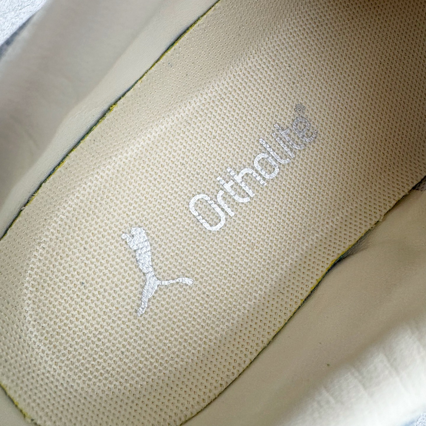 图片[12]-＃CS纯原 PUMA Speedca OG 彪马极速赛车系列低帮德训风拼接复古百搭休闲运动赛车鞋 鞋款从80、90年代赛车手所穿的防火赛车鞋为原型，鞋身线条模仿了赛车的流线廓形，体现了空气动力学原理的结构。简约流畅的外观，恰好又和贯穿其中的Formstrip Logo融合恰到好处，视觉上细节丰富且协调。本次Speedcat OG鞋款归来，最大看点自然式保留了窄版鞋型以及薄底构造。这两年各品牌鞋底越做越厚，Speedcat反其道而行之，上脚几乎无鞋底的效果带来耳目一新的视觉体验。鞋面依旧是以质感细腻的麂皮材质打造，并且大面积近乎全包裹的使用，复古味道也愈发浓烈。配色上更是将最原始的黑色和红色带回，向F1赛车队的标志性队服致敬。相信让各位一眼种草的更多是出挑的大红色，上脚即可瞬间点亮整体造型，在以球鞋为核心的OOTD中脱颖而出。而另一款黑色则是低调的万金油，彰显新潮个性的同时又不喧宾夺主，也是热爱简约系穿搭朋友的首选。 尺码：36 37 37.5 38 38.5 39 40 40.5 41 42 42.5 43 44 44.5 45 46-选品中心