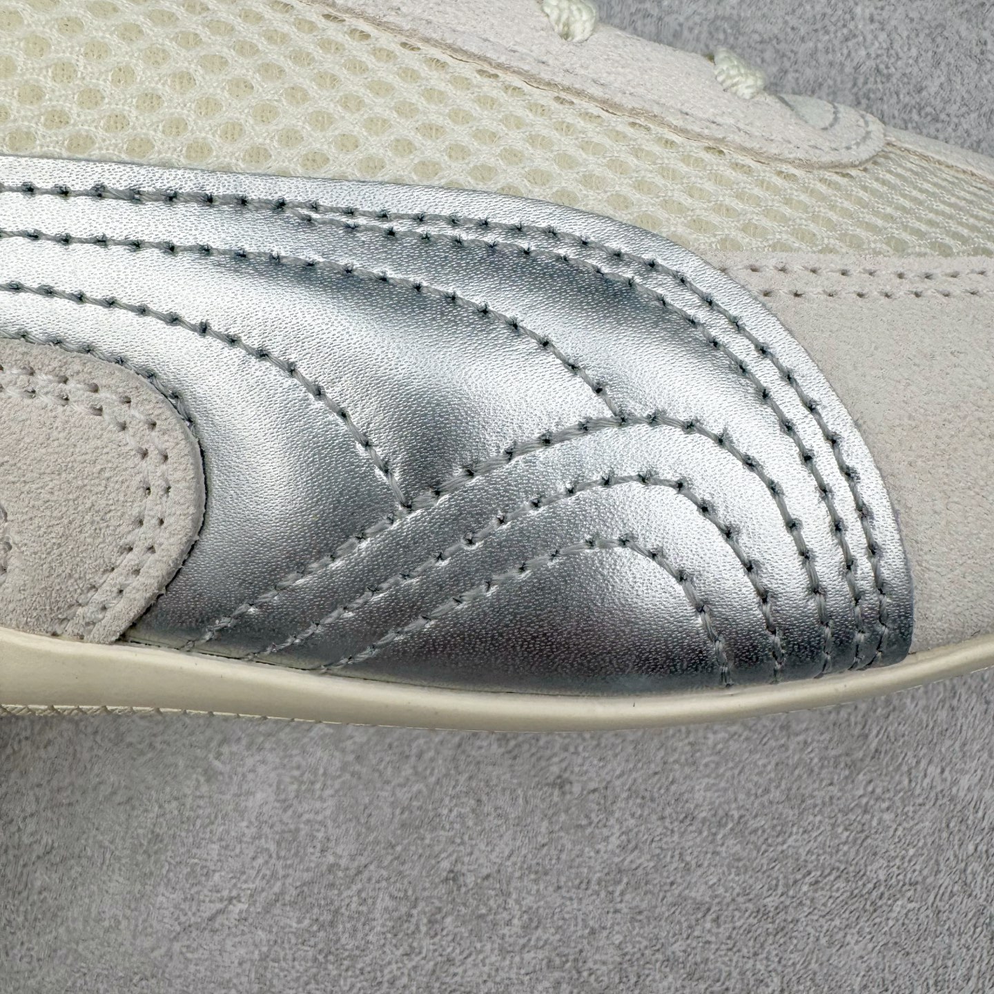 图片[20]-＃CS纯原 PUMA Speedca OG 彪马极速赛车系列低帮德训风拼接复古百搭休闲运动赛车鞋 鞋款从80、90年代赛车手所穿的防火赛车鞋为原型，鞋身线条模仿了赛车的流线廓形，体现了空气动力学原理的结构。简约流畅的外观，恰好又和贯穿其中的Formstrip Logo融合恰到好处，视觉上细节丰富且协调。本次Speedcat OG鞋款归来，最大看点自然式保留了窄版鞋型以及薄底构造。这两年各品牌鞋底越做越厚，Speedcat反其道而行之，上脚几乎无鞋底的效果带来耳目一新的视觉体验。鞋面依旧是以质感细腻的麂皮材质打造，并且大面积近乎全包裹的使用，复古味道也愈发浓烈。配色上更是将最原始的黑色和红色带回，向F1赛车队的标志性队服致敬。相信让各位一眼种草的更多是出挑的大红色，上脚即可瞬间点亮整体造型，在以球鞋为核心的OOTD中脱颖而出。而另一款黑色则是低调的万金油，彰显新潮个性的同时又不喧宾夺主，也是热爱简约系穿搭朋友的首选。 尺码：36 37 37.5 38 38.5 39 40 40.5 41 42 42.5 43 44 44.5 45 46-选品中心