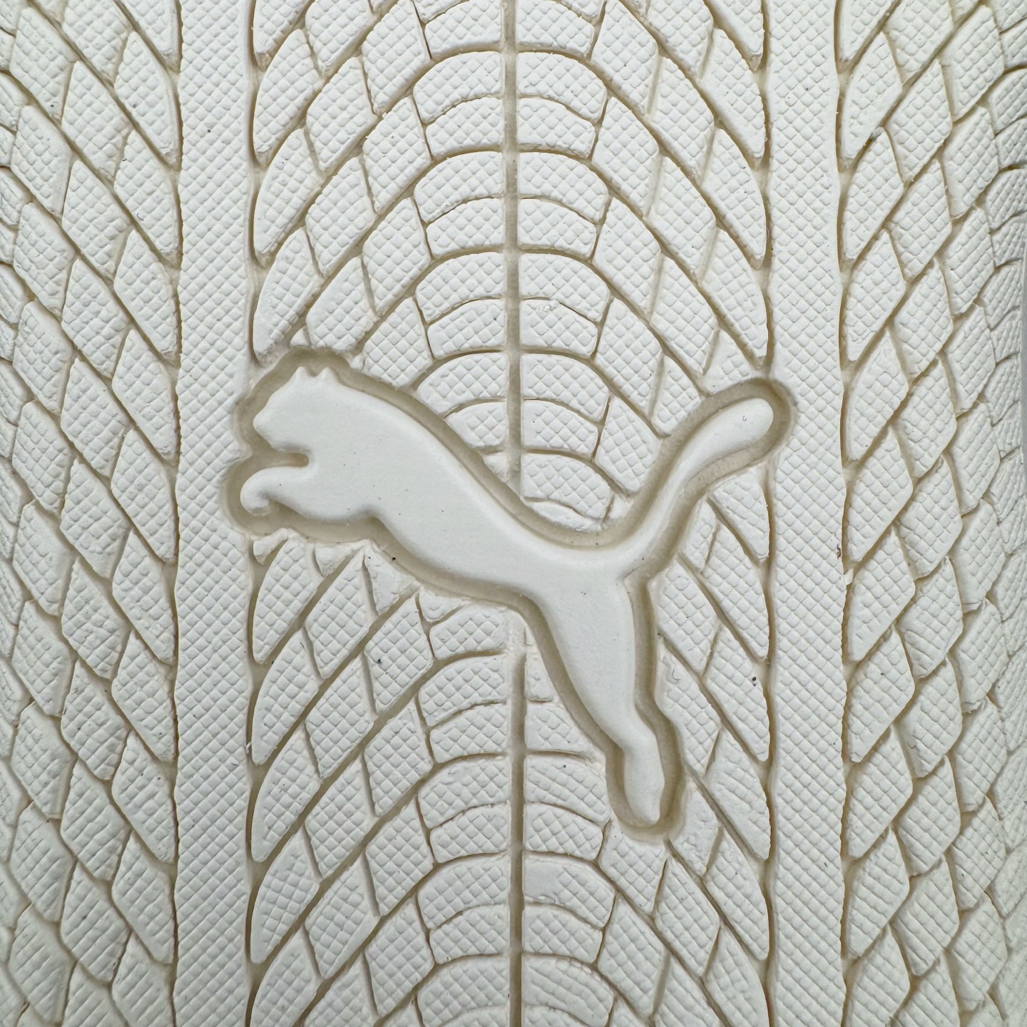 图片[21]-＃CS纯原 PUMA Speedca OG 彪马极速赛车系列低帮德训风拼接复古百搭休闲运动赛车鞋 鞋款从80、90年代赛车手所穿的防火赛车鞋为原型，鞋身线条模仿了赛车的流线廓形，体现了空气动力学原理的结构。简约流畅的外观，恰好又和贯穿其中的Formstrip Logo融合恰到好处，视觉上细节丰富且协调。本次Speedcat OG鞋款归来，最大看点自然式保留了窄版鞋型以及薄底构造。这两年各品牌鞋底越做越厚，Speedcat反其道而行之，上脚几乎无鞋底的效果带来耳目一新的视觉体验。鞋面依旧是以质感细腻的麂皮材质打造，并且大面积近乎全包裹的使用，复古味道也愈发浓烈。配色上更是将最原始的黑色和红色带回，向F1赛车队的标志性队服致敬。相信让各位一眼种草的更多是出挑的大红色，上脚即可瞬间点亮整体造型，在以球鞋为核心的OOTD中脱颖而出。而另一款黑色则是低调的万金油，彰显新潮个性的同时又不喧宾夺主，也是热爱简约系穿搭朋友的首选。 尺码：36 37 37.5 38 38.5 39 40 40.5 41 42 42.5 43 44 44.5 45 46-选品中心