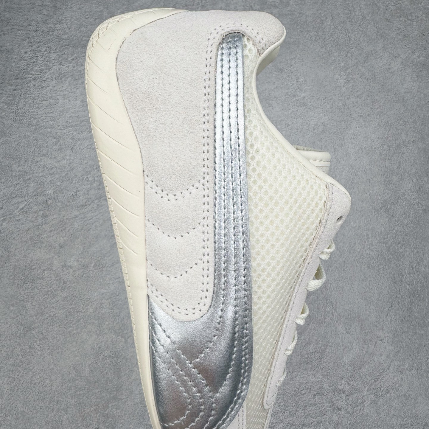 图片[6]-＃CS纯原 PUMA Speedca OG 彪马极速赛车系列低帮德训风拼接复古百搭休闲运动赛车鞋 鞋款从80、90年代赛车手所穿的防火赛车鞋为原型，鞋身线条模仿了赛车的流线廓形，体现了空气动力学原理的结构。简约流畅的外观，恰好又和贯穿其中的Formstrip Logo融合恰到好处，视觉上细节丰富且协调。本次Speedcat OG鞋款归来，最大看点自然式保留了窄版鞋型以及薄底构造。这两年各品牌鞋底越做越厚，Speedcat反其道而行之，上脚几乎无鞋底的效果带来耳目一新的视觉体验。鞋面依旧是以质感细腻的麂皮材质打造，并且大面积近乎全包裹的使用，复古味道也愈发浓烈。配色上更是将最原始的黑色和红色带回，向F1赛车队的标志性队服致敬。相信让各位一眼种草的更多是出挑的大红色，上脚即可瞬间点亮整体造型，在以球鞋为核心的OOTD中脱颖而出。而另一款黑色则是低调的万金油，彰显新潮个性的同时又不喧宾夺主，也是热爱简约系穿搭朋友的首选。 尺码：36 37 37.5 38 38.5 39 40 40.5 41 42 42.5 43 44 44.5 45 46-选品中心