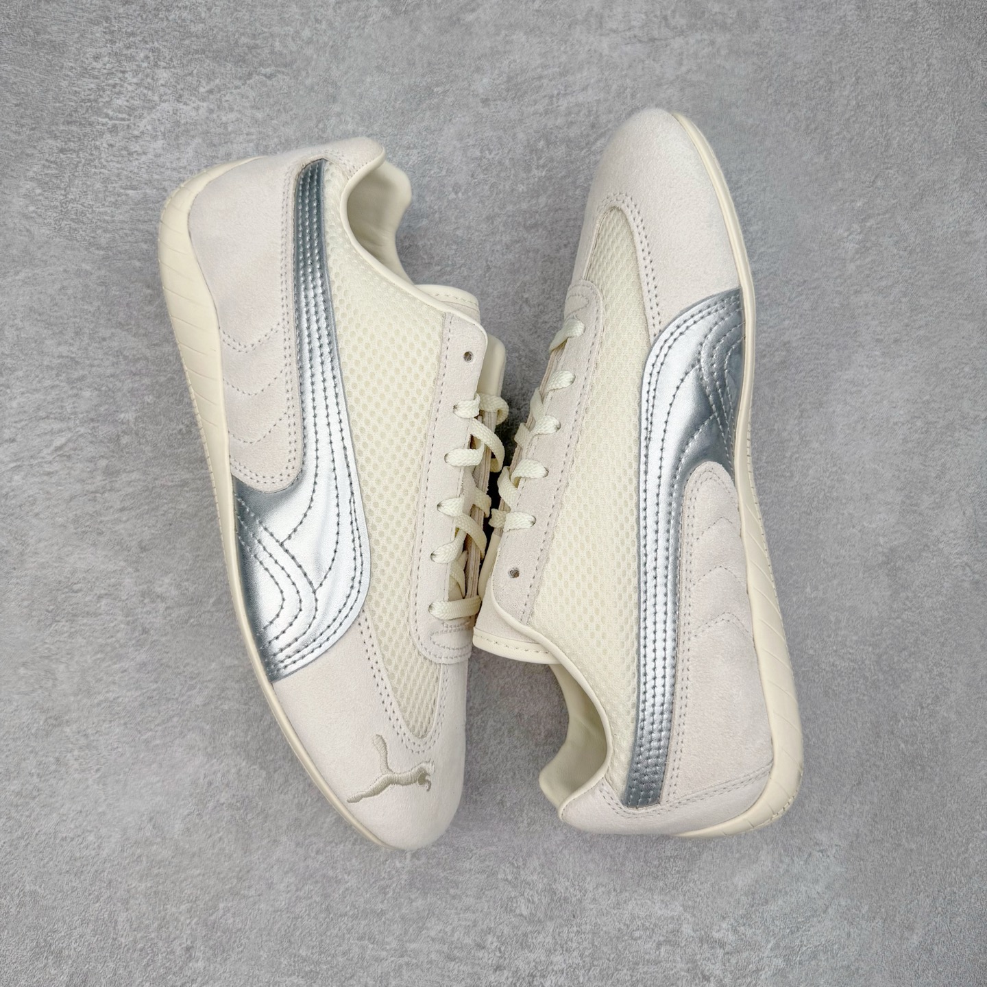 图片[3]-＃CS纯原 PUMA Speedca OG 彪马极速赛车系列低帮德训风拼接复古百搭休闲运动赛车鞋 鞋款从80、90年代赛车手所穿的防火赛车鞋为原型，鞋身线条模仿了赛车的流线廓形，体现了空气动力学原理的结构。简约流畅的外观，恰好又和贯穿其中的Formstrip Logo融合恰到好处，视觉上细节丰富且协调。本次Speedcat OG鞋款归来，最大看点自然式保留了窄版鞋型以及薄底构造。这两年各品牌鞋底越做越厚，Speedcat反其道而行之，上脚几乎无鞋底的效果带来耳目一新的视觉体验。鞋面依旧是以质感细腻的麂皮材质打造，并且大面积近乎全包裹的使用，复古味道也愈发浓烈。配色上更是将最原始的黑色和红色带回，向F1赛车队的标志性队服致敬。相信让各位一眼种草的更多是出挑的大红色，上脚即可瞬间点亮整体造型，在以球鞋为核心的OOTD中脱颖而出。而另一款黑色则是低调的万金油，彰显新潮个性的同时又不喧宾夺主，也是热爱简约系穿搭朋友的首选。 尺码：36 37 37.5 38 38.5 39 40 40.5 41 42 42.5 43 44 44.5 45 46-选品中心