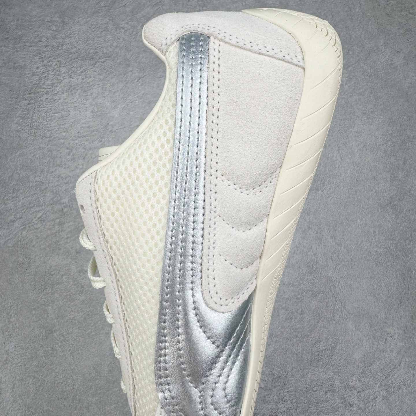 图片[7]-＃CS纯原 PUMA Speedca OG 彪马极速赛车系列低帮德训风拼接复古百搭休闲运动赛车鞋 鞋款从80、90年代赛车手所穿的防火赛车鞋为原型，鞋身线条模仿了赛车的流线廓形，体现了空气动力学原理的结构。简约流畅的外观，恰好又和贯穿其中的Formstrip Logo融合恰到好处，视觉上细节丰富且协调。本次Speedcat OG鞋款归来，最大看点自然式保留了窄版鞋型以及薄底构造。这两年各品牌鞋底越做越厚，Speedcat反其道而行之，上脚几乎无鞋底的效果带来耳目一新的视觉体验。鞋面依旧是以质感细腻的麂皮材质打造，并且大面积近乎全包裹的使用，复古味道也愈发浓烈。配色上更是将最原始的黑色和红色带回，向F1赛车队的标志性队服致敬。相信让各位一眼种草的更多是出挑的大红色，上脚即可瞬间点亮整体造型，在以球鞋为核心的OOTD中脱颖而出。而另一款黑色则是低调的万金油，彰显新潮个性的同时又不喧宾夺主，也是热爱简约系穿搭朋友的首选。 尺码：36 37 37.5 38 38.5 39 40 40.5 41 42 42.5 43 44 44.5 45 46-选品中心