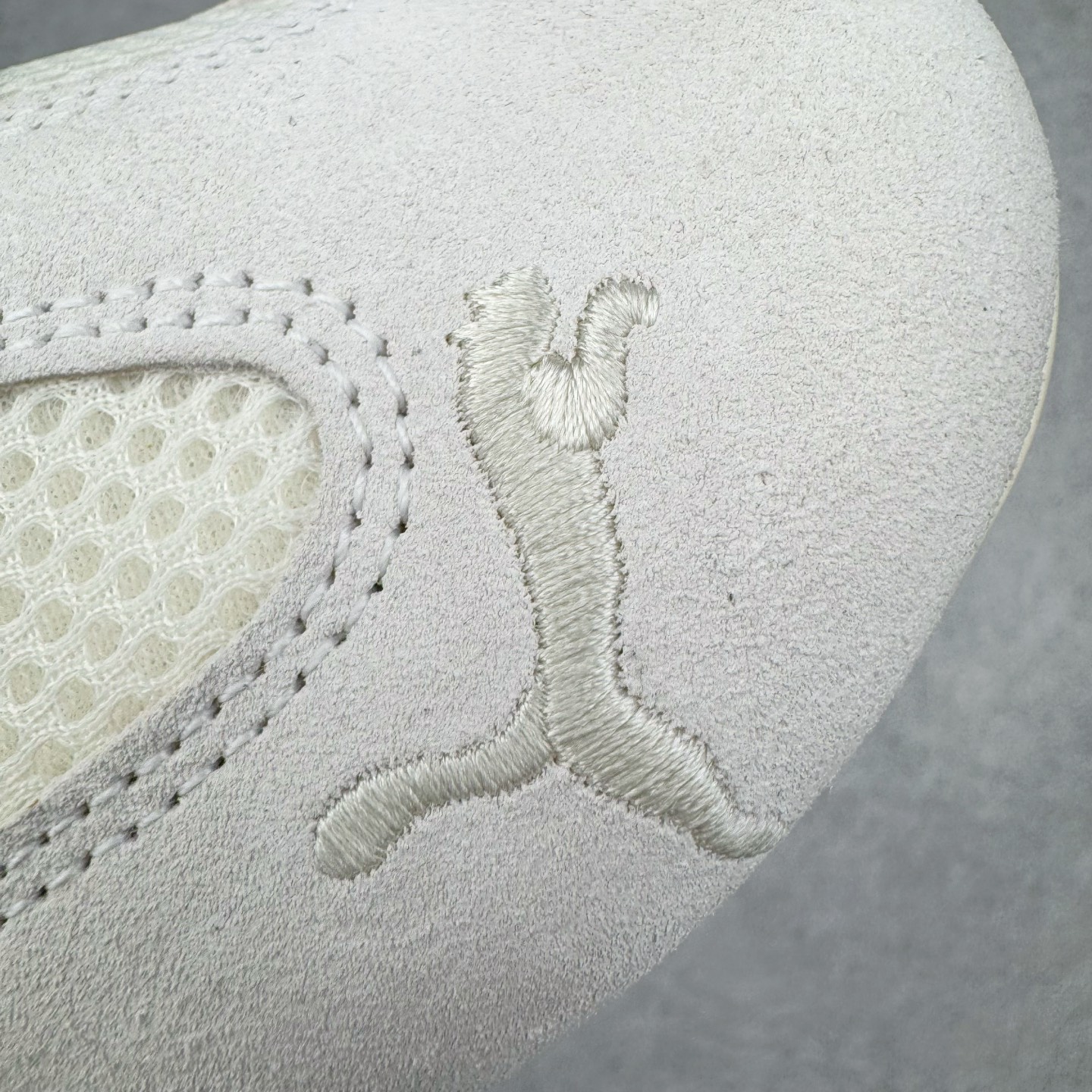 图片[15]-＃CS纯原 PUMA Speedca OG 彪马极速赛车系列低帮德训风拼接复古百搭休闲运动赛车鞋 鞋款从80、90年代赛车手所穿的防火赛车鞋为原型，鞋身线条模仿了赛车的流线廓形，体现了空气动力学原理的结构。简约流畅的外观，恰好又和贯穿其中的Formstrip Logo融合恰到好处，视觉上细节丰富且协调。本次Speedcat OG鞋款归来，最大看点自然式保留了窄版鞋型以及薄底构造。这两年各品牌鞋底越做越厚，Speedcat反其道而行之，上脚几乎无鞋底的效果带来耳目一新的视觉体验。鞋面依旧是以质感细腻的麂皮材质打造，并且大面积近乎全包裹的使用，复古味道也愈发浓烈。配色上更是将最原始的黑色和红色带回，向F1赛车队的标志性队服致敬。相信让各位一眼种草的更多是出挑的大红色，上脚即可瞬间点亮整体造型，在以球鞋为核心的OOTD中脱颖而出。而另一款黑色则是低调的万金油，彰显新潮个性的同时又不喧宾夺主，也是热爱简约系穿搭朋友的首选。 尺码：36 37 37.5 38 38.5 39 40 40.5 41 42 42.5 43 44 44.5 45 46-选品中心