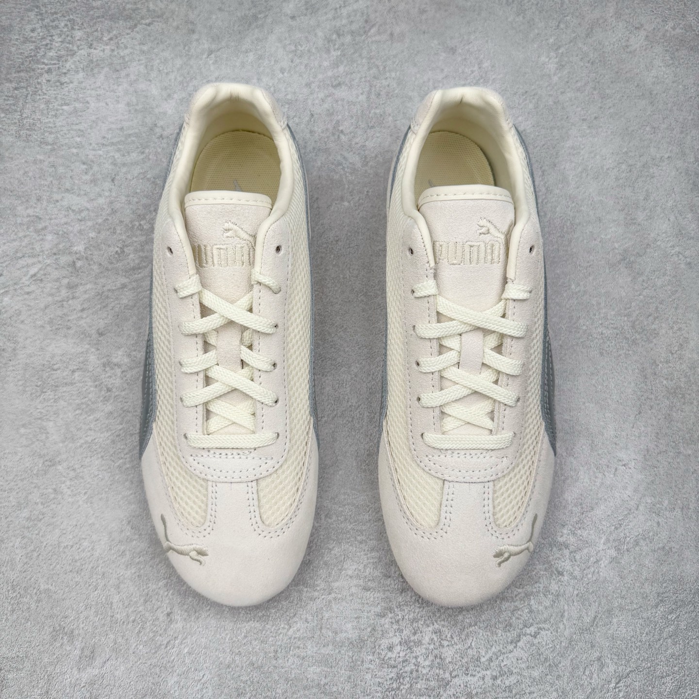 图片[2]-＃CS纯原 PUMA Speedca OG 彪马极速赛车系列低帮德训风拼接复古百搭休闲运动赛车鞋 鞋款从80、90年代赛车手所穿的防火赛车鞋为原型，鞋身线条模仿了赛车的流线廓形，体现了空气动力学原理的结构。简约流畅的外观，恰好又和贯穿其中的Formstrip Logo融合恰到好处，视觉上细节丰富且协调。本次Speedcat OG鞋款归来，最大看点自然式保留了窄版鞋型以及薄底构造。这两年各品牌鞋底越做越厚，Speedcat反其道而行之，上脚几乎无鞋底的效果带来耳目一新的视觉体验。鞋面依旧是以质感细腻的麂皮材质打造，并且大面积近乎全包裹的使用，复古味道也愈发浓烈。配色上更是将最原始的黑色和红色带回，向F1赛车队的标志性队服致敬。相信让各位一眼种草的更多是出挑的大红色，上脚即可瞬间点亮整体造型，在以球鞋为核心的OOTD中脱颖而出。而另一款黑色则是低调的万金油，彰显新潮个性的同时又不喧宾夺主，也是热爱简约系穿搭朋友的首选。 尺码：36 37 37.5 38 38.5 39 40 40.5 41 42 42.5 43 44 44.5 45 46-选品中心