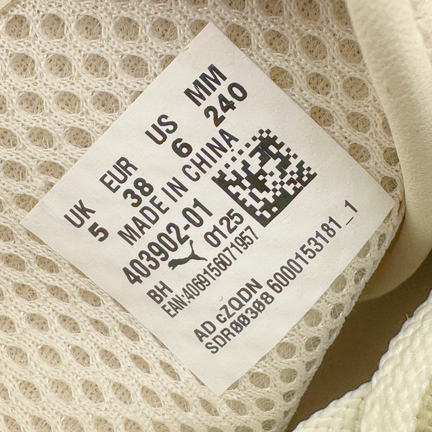 图片[11]-＃CS纯原 PUMA Speedca OG 彪马极速赛车系列低帮德训风拼接复古百搭休闲运动赛车鞋 鞋款从80、90年代赛车手所穿的防火赛车鞋为原型，鞋身线条模仿了赛车的流线廓形，体现了空气动力学原理的结构。简约流畅的外观，恰好又和贯穿其中的Formstrip Logo融合恰到好处，视觉上细节丰富且协调。本次Speedcat OG鞋款归来，最大看点自然式保留了窄版鞋型以及薄底构造。这两年各品牌鞋底越做越厚，Speedcat反其道而行之，上脚几乎无鞋底的效果带来耳目一新的视觉体验。鞋面依旧是以质感细腻的麂皮材质打造，并且大面积近乎全包裹的使用，复古味道也愈发浓烈。配色上更是将最原始的黑色和红色带回，向F1赛车队的标志性队服致敬。相信让各位一眼种草的更多是出挑的大红色，上脚即可瞬间点亮整体造型，在以球鞋为核心的OOTD中脱颖而出。而另一款黑色则是低调的万金油，彰显新潮个性的同时又不喧宾夺主，也是热爱简约系穿搭朋友的首选。 尺码：36 37 37.5 38 38.5 39 40 40.5 41 42 42.5 43 44 44.5 45 46-选品中心