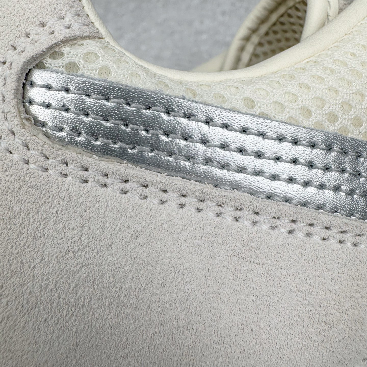 图片[18]-＃CS纯原 PUMA Speedca OG 彪马极速赛车系列低帮德训风拼接复古百搭休闲运动赛车鞋 鞋款从80、90年代赛车手所穿的防火赛车鞋为原型，鞋身线条模仿了赛车的流线廓形，体现了空气动力学原理的结构。简约流畅的外观，恰好又和贯穿其中的Formstrip Logo融合恰到好处，视觉上细节丰富且协调。本次Speedcat OG鞋款归来，最大看点自然式保留了窄版鞋型以及薄底构造。这两年各品牌鞋底越做越厚，Speedcat反其道而行之，上脚几乎无鞋底的效果带来耳目一新的视觉体验。鞋面依旧是以质感细腻的麂皮材质打造，并且大面积近乎全包裹的使用，复古味道也愈发浓烈。配色上更是将最原始的黑色和红色带回，向F1赛车队的标志性队服致敬。相信让各位一眼种草的更多是出挑的大红色，上脚即可瞬间点亮整体造型，在以球鞋为核心的OOTD中脱颖而出。而另一款黑色则是低调的万金油，彰显新潮个性的同时又不喧宾夺主，也是热爱简约系穿搭朋友的首选。 尺码：36 37 37.5 38 38.5 39 40 40.5 41 42 42.5 43 44 44.5 45 46-选品中心