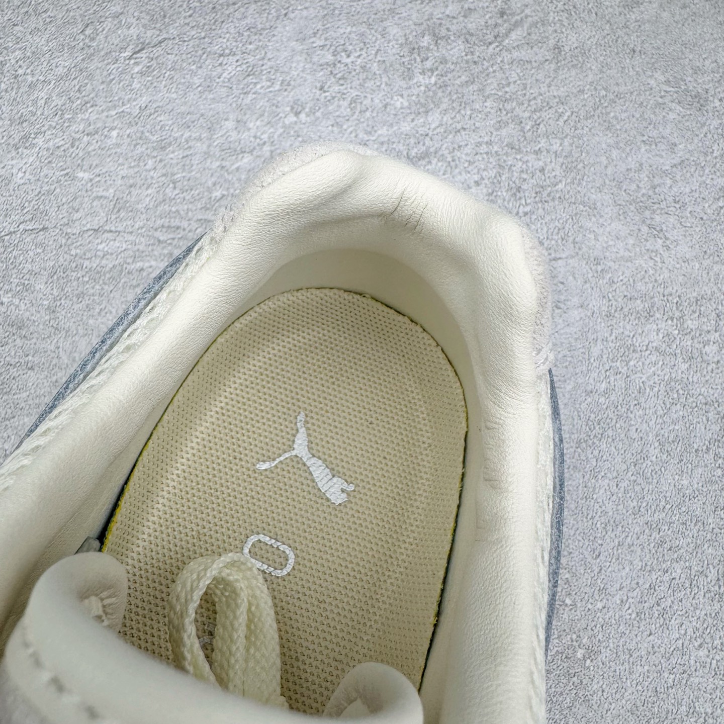 图片[13]-＃CS纯原 PUMA Speedca OG 彪马极速赛车系列低帮德训风拼接复古百搭休闲运动赛车鞋 鞋款从80、90年代赛车手所穿的防火赛车鞋为原型，鞋身线条模仿了赛车的流线廓形，体现了空气动力学原理的结构。简约流畅的外观，恰好又和贯穿其中的Formstrip Logo融合恰到好处，视觉上细节丰富且协调。本次Speedcat OG鞋款归来，最大看点自然式保留了窄版鞋型以及薄底构造。这两年各品牌鞋底越做越厚，Speedcat反其道而行之，上脚几乎无鞋底的效果带来耳目一新的视觉体验。鞋面依旧是以质感细腻的麂皮材质打造，并且大面积近乎全包裹的使用，复古味道也愈发浓烈。配色上更是将最原始的黑色和红色带回，向F1赛车队的标志性队服致敬。相信让各位一眼种草的更多是出挑的大红色，上脚即可瞬间点亮整体造型，在以球鞋为核心的OOTD中脱颖而出。而另一款黑色则是低调的万金油，彰显新潮个性的同时又不喧宾夺主，也是热爱简约系穿搭朋友的首选。 尺码：36 37 37.5 38 38.5 39 40 40.5 41 42 42.5 43 44 44.5 45 46-选品中心