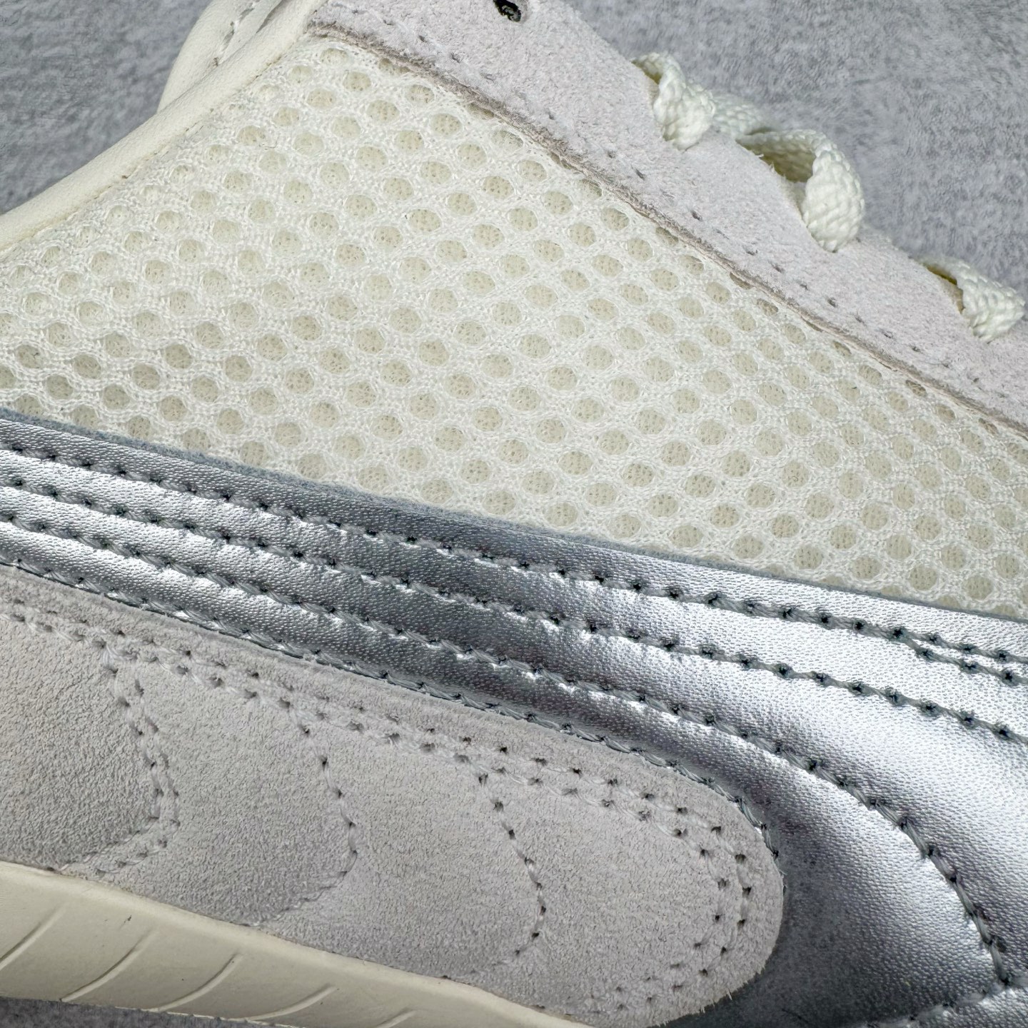 图片[19]-＃CS纯原 PUMA Speedca OG 彪马极速赛车系列低帮德训风拼接复古百搭休闲运动赛车鞋 鞋款从80、90年代赛车手所穿的防火赛车鞋为原型，鞋身线条模仿了赛车的流线廓形，体现了空气动力学原理的结构。简约流畅的外观，恰好又和贯穿其中的Formstrip Logo融合恰到好处，视觉上细节丰富且协调。本次Speedcat OG鞋款归来，最大看点自然式保留了窄版鞋型以及薄底构造。这两年各品牌鞋底越做越厚，Speedcat反其道而行之，上脚几乎无鞋底的效果带来耳目一新的视觉体验。鞋面依旧是以质感细腻的麂皮材质打造，并且大面积近乎全包裹的使用，复古味道也愈发浓烈。配色上更是将最原始的黑色和红色带回，向F1赛车队的标志性队服致敬。相信让各位一眼种草的更多是出挑的大红色，上脚即可瞬间点亮整体造型，在以球鞋为核心的OOTD中脱颖而出。而另一款黑色则是低调的万金油，彰显新潮个性的同时又不喧宾夺主，也是热爱简约系穿搭朋友的首选。 尺码：36 37 37.5 38 38.5 39 40 40.5 41 42 42.5 43 44 44.5 45 46-选品中心