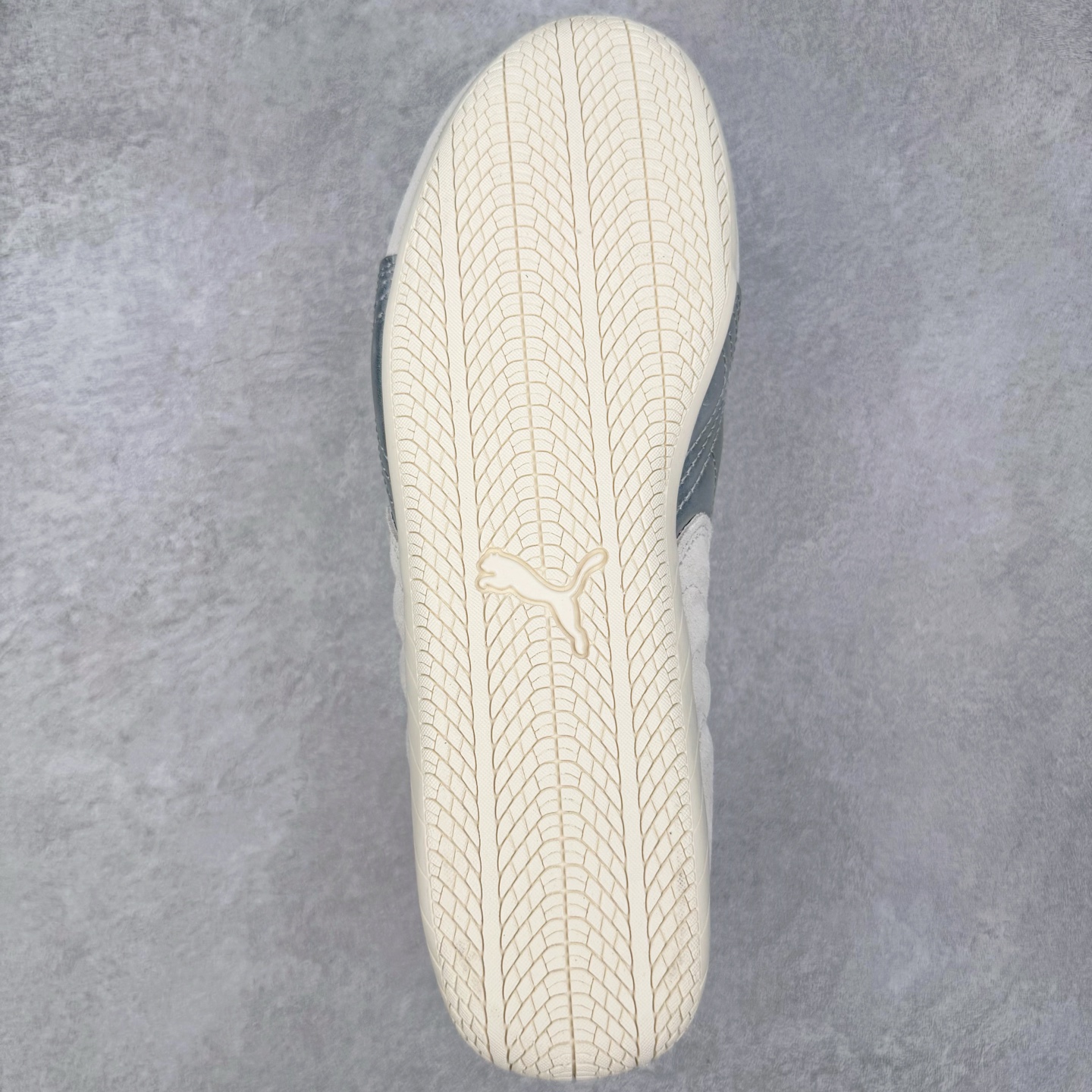 图片[9]-＃CS纯原 PUMA Speedca OG 彪马极速赛车系列低帮德训风拼接复古百搭休闲运动赛车鞋 鞋款从80、90年代赛车手所穿的防火赛车鞋为原型，鞋身线条模仿了赛车的流线廓形，体现了空气动力学原理的结构。简约流畅的外观，恰好又和贯穿其中的Formstrip Logo融合恰到好处，视觉上细节丰富且协调。本次Speedcat OG鞋款归来，最大看点自然式保留了窄版鞋型以及薄底构造。这两年各品牌鞋底越做越厚，Speedcat反其道而行之，上脚几乎无鞋底的效果带来耳目一新的视觉体验。鞋面依旧是以质感细腻的麂皮材质打造，并且大面积近乎全包裹的使用，复古味道也愈发浓烈。配色上更是将最原始的黑色和红色带回，向F1赛车队的标志性队服致敬。相信让各位一眼种草的更多是出挑的大红色，上脚即可瞬间点亮整体造型，在以球鞋为核心的OOTD中脱颖而出。而另一款黑色则是低调的万金油，彰显新潮个性的同时又不喧宾夺主，也是热爱简约系穿搭朋友的首选。 尺码：36 37 37.5 38 38.5 39 40 40.5 41 42 42.5 43 44 44.5 45 46-选品中心