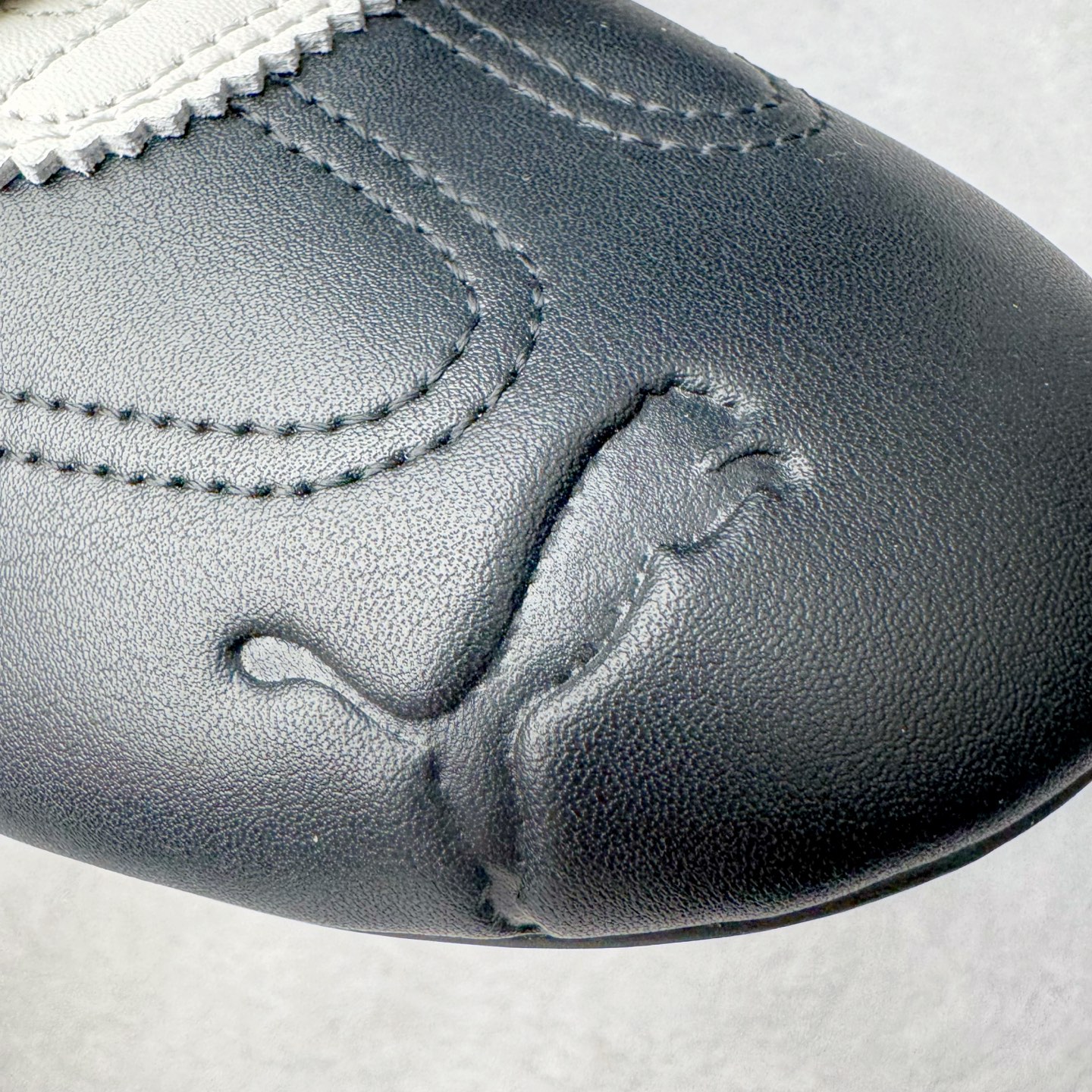 图片[16]-＃S2纯原 PUMA Speedca OG 彪马极速赛车系列低帮德训风拼接复古百搭休闲运动赛车鞋 鞋款从80、90年代赛车手所穿的防火赛车鞋为原型，鞋身线条模仿了赛车的流线廓形，体现了空气动力学原理的结构。简约流畅的外观，恰好又和贯穿其中的Formstrip Logo融合恰到好处，视觉上细节丰富且协调。本次Speedcat OG鞋款归来，最大看点自然式保留了窄版鞋型以及薄底构造。这两年各品牌鞋底越做越厚，Speedcat反其道而行之，上脚几乎无鞋底的效果带来耳目一新的视觉体验。鞋面依旧是以质感细腻的麂皮材质打造，并且大面积近乎全包裹的使用，复古味道也愈发浓烈。配色上更是将最原始的黑色和红色带回，向F1赛车队的标志性队服致敬。相信让各位一眼种草的更多是出挑的大红色，上脚即可瞬间点亮整体造型，在以球鞋为核心的OOTD中脱颖而出。而另一款黑色则是低调的万金油，彰显新潮个性的同时又不喧宾夺主，也是热爱简约系穿搭朋友的首选。 尺码：36 37 37.5 38 38.5 39 40 40.5 41 42 42.5 43 44 44.5 45 46-选品中心