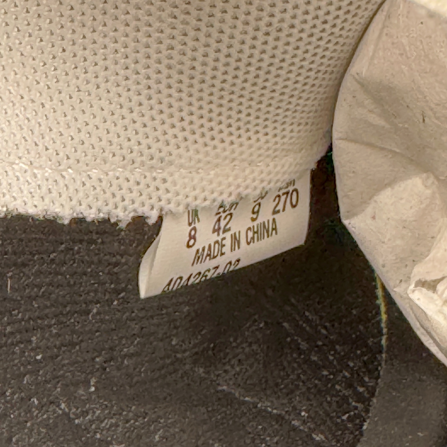 图片[14]-＃S2纯原 PUMA Speedca OG 彪马极速赛车系列低帮德训风拼接复古百搭休闲运动赛车鞋 鞋款从80、90年代赛车手所穿的防火赛车鞋为原型，鞋身线条模仿了赛车的流线廓形，体现了空气动力学原理的结构。简约流畅的外观，恰好又和贯穿其中的Formstrip Logo融合恰到好处，视觉上细节丰富且协调。本次Speedcat OG鞋款归来，最大看点自然式保留了窄版鞋型以及薄底构造。这两年各品牌鞋底越做越厚，Speedcat反其道而行之，上脚几乎无鞋底的效果带来耳目一新的视觉体验。鞋面依旧是以质感细腻的麂皮材质打造，并且大面积近乎全包裹的使用，复古味道也愈发浓烈。配色上更是将最原始的黑色和红色带回，向F1赛车队的标志性队服致敬。相信让各位一眼种草的更多是出挑的大红色，上脚即可瞬间点亮整体造型，在以球鞋为核心的OOTD中脱颖而出。而另一款黑色则是低调的万金油，彰显新潮个性的同时又不喧宾夺主，也是热爱简约系穿搭朋友的首选。 尺码：36 37 37.5 38 38.5 39 40 40.5 41 42 42.5 43 44 44.5 45 46-选品中心