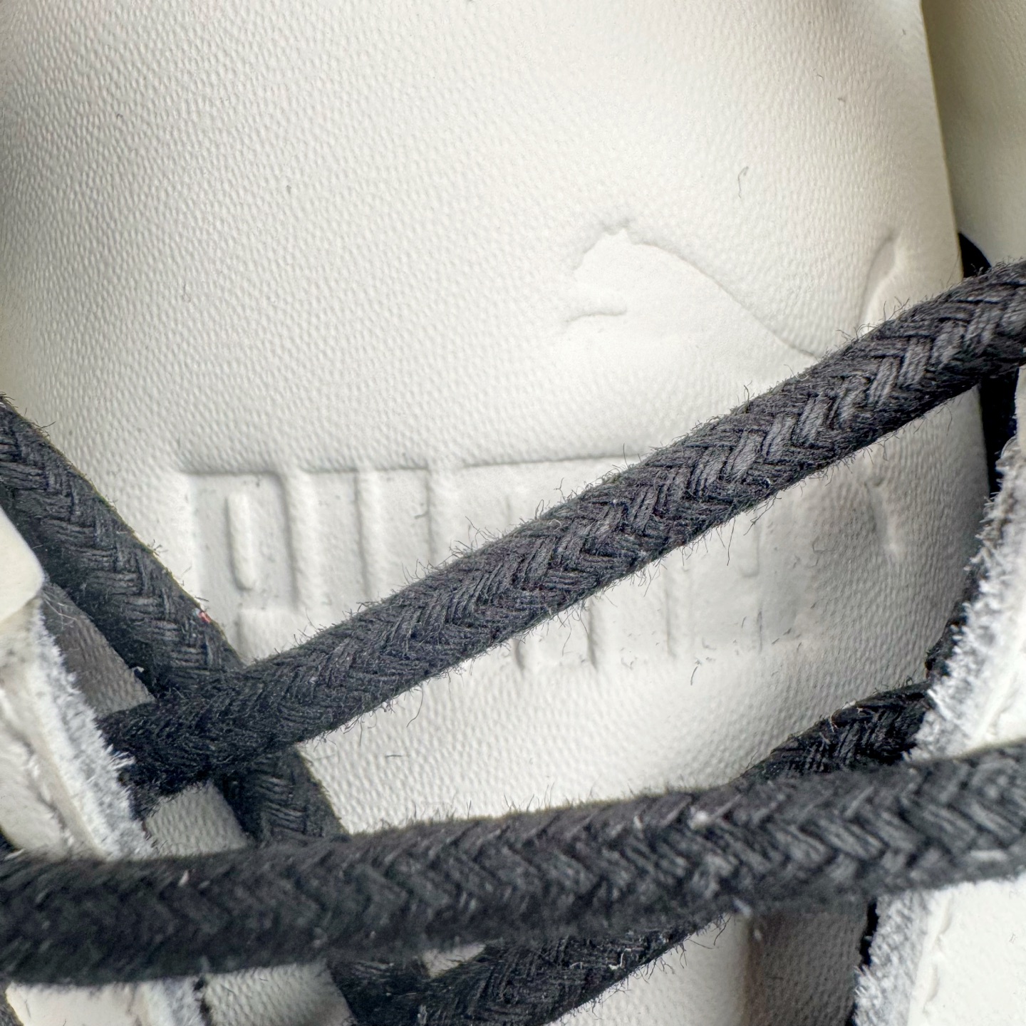 图片[15]-＃S2纯原 PUMA Speedca OG 彪马极速赛车系列低帮德训风拼接复古百搭休闲运动赛车鞋 鞋款从80、90年代赛车手所穿的防火赛车鞋为原型，鞋身线条模仿了赛车的流线廓形，体现了空气动力学原理的结构。简约流畅的外观，恰好又和贯穿其中的Formstrip Logo融合恰到好处，视觉上细节丰富且协调。本次Speedcat OG鞋款归来，最大看点自然式保留了窄版鞋型以及薄底构造。这两年各品牌鞋底越做越厚，Speedcat反其道而行之，上脚几乎无鞋底的效果带来耳目一新的视觉体验。鞋面依旧是以质感细腻的麂皮材质打造，并且大面积近乎全包裹的使用，复古味道也愈发浓烈。配色上更是将最原始的黑色和红色带回，向F1赛车队的标志性队服致敬。相信让各位一眼种草的更多是出挑的大红色，上脚即可瞬间点亮整体造型，在以球鞋为核心的OOTD中脱颖而出。而另一款黑色则是低调的万金油，彰显新潮个性的同时又不喧宾夺主，也是热爱简约系穿搭朋友的首选。 尺码：36 37 37.5 38 38.5 39 40 40.5 41 42 42.5 43 44 44.5 45 46-选品中心