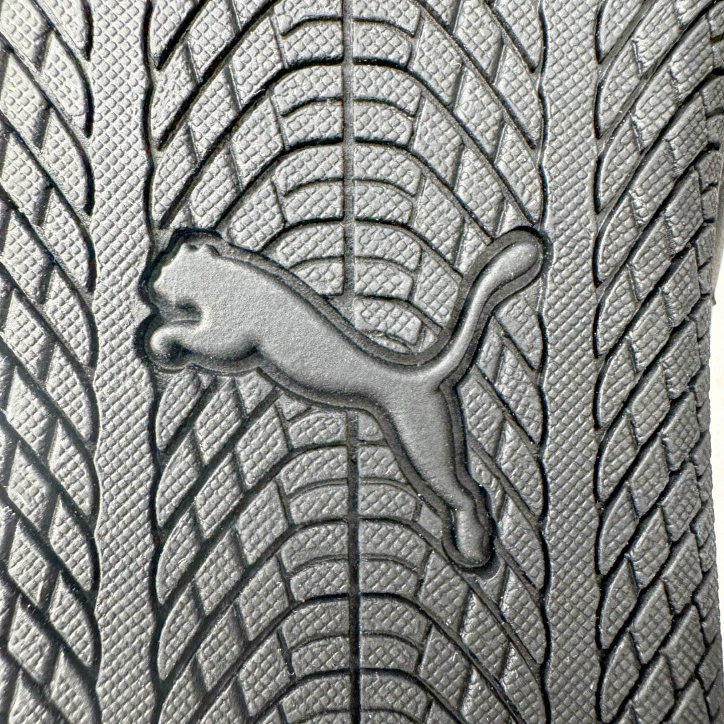 图片[22]-＃S2纯原 PUMA Speedca OG 彪马极速赛车系列低帮德训风拼接复古百搭休闲运动赛车鞋 鞋款从80、90年代赛车手所穿的防火赛车鞋为原型，鞋身线条模仿了赛车的流线廓形，体现了空气动力学原理的结构。简约流畅的外观，恰好又和贯穿其中的Formstrip Logo融合恰到好处，视觉上细节丰富且协调。本次Speedcat OG鞋款归来，最大看点自然式保留了窄版鞋型以及薄底构造。这两年各品牌鞋底越做越厚，Speedcat反其道而行之，上脚几乎无鞋底的效果带来耳目一新的视觉体验。鞋面依旧是以质感细腻的麂皮材质打造，并且大面积近乎全包裹的使用，复古味道也愈发浓烈。配色上更是将最原始的黑色和红色带回，向F1赛车队的标志性队服致敬。相信让各位一眼种草的更多是出挑的大红色，上脚即可瞬间点亮整体造型，在以球鞋为核心的OOTD中脱颖而出。而另一款黑色则是低调的万金油，彰显新潮个性的同时又不喧宾夺主，也是热爱简约系穿搭朋友的首选。 尺码：36 37 37.5 38 38.5 39 40 40.5 41 42 42.5 43 44 44.5 45 46-选品中心