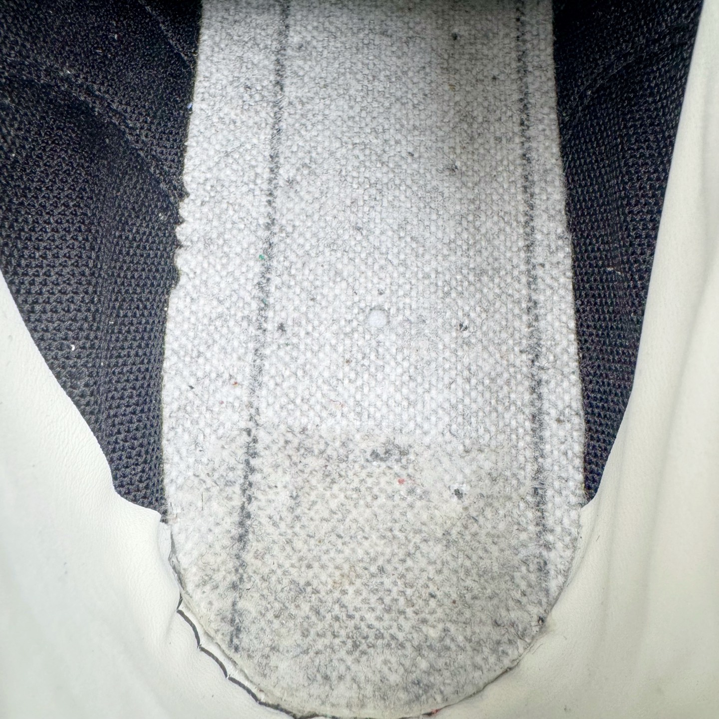 图片[12]-＃S2纯原 PUMA Speedca OG 彪马极速赛车系列低帮德训风拼接复古百搭休闲运动赛车鞋 鞋款从80、90年代赛车手所穿的防火赛车鞋为原型，鞋身线条模仿了赛车的流线廓形，体现了空气动力学原理的结构。简约流畅的外观，恰好又和贯穿其中的Formstrip Logo融合恰到好处，视觉上细节丰富且协调。本次Speedcat OG鞋款归来，最大看点自然式保留了窄版鞋型以及薄底构造。这两年各品牌鞋底越做越厚，Speedcat反其道而行之，上脚几乎无鞋底的效果带来耳目一新的视觉体验。鞋面依旧是以质感细腻的麂皮材质打造，并且大面积近乎全包裹的使用，复古味道也愈发浓烈。配色上更是将最原始的黑色和红色带回，向F1赛车队的标志性队服致敬。相信让各位一眼种草的更多是出挑的大红色，上脚即可瞬间点亮整体造型，在以球鞋为核心的OOTD中脱颖而出。而另一款黑色则是低调的万金油，彰显新潮个性的同时又不喧宾夺主，也是热爱简约系穿搭朋友的首选。 尺码：36 37 37.5 38 38.5 39 40 40.5 41 42 42.5 43 44 44.5 45 46-选品中心