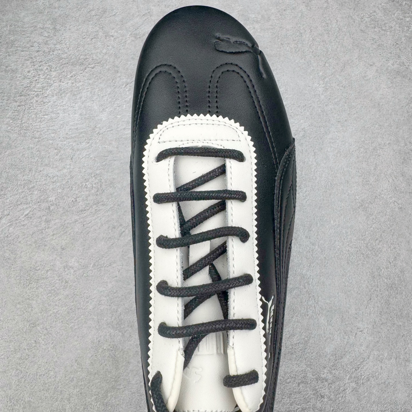 图片[4]-＃S2纯原 PUMA Speedca OG 彪马极速赛车系列低帮德训风拼接复古百搭休闲运动赛车鞋 鞋款从80、90年代赛车手所穿的防火赛车鞋为原型，鞋身线条模仿了赛车的流线廓形，体现了空气动力学原理的结构。简约流畅的外观，恰好又和贯穿其中的Formstrip Logo融合恰到好处，视觉上细节丰富且协调。本次Speedcat OG鞋款归来，最大看点自然式保留了窄版鞋型以及薄底构造。这两年各品牌鞋底越做越厚，Speedcat反其道而行之，上脚几乎无鞋底的效果带来耳目一新的视觉体验。鞋面依旧是以质感细腻的麂皮材质打造，并且大面积近乎全包裹的使用，复古味道也愈发浓烈。配色上更是将最原始的黑色和红色带回，向F1赛车队的标志性队服致敬。相信让各位一眼种草的更多是出挑的大红色，上脚即可瞬间点亮整体造型，在以球鞋为核心的OOTD中脱颖而出。而另一款黑色则是低调的万金油，彰显新潮个性的同时又不喧宾夺主，也是热爱简约系穿搭朋友的首选。 尺码：36 37 37.5 38 38.5 39 40 40.5 41 42 42.5 43 44 44.5 45 46-选品中心