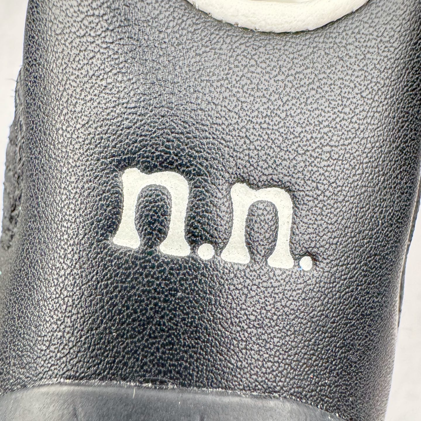 图片[10]-＃S2纯原 PUMA Speedca OG 彪马极速赛车系列低帮德训风拼接复古百搭休闲运动赛车鞋 鞋款从80、90年代赛车手所穿的防火赛车鞋为原型，鞋身线条模仿了赛车的流线廓形，体现了空气动力学原理的结构。简约流畅的外观，恰好又和贯穿其中的Formstrip Logo融合恰到好处，视觉上细节丰富且协调。本次Speedcat OG鞋款归来，最大看点自然式保留了窄版鞋型以及薄底构造。这两年各品牌鞋底越做越厚，Speedcat反其道而行之，上脚几乎无鞋底的效果带来耳目一新的视觉体验。鞋面依旧是以质感细腻的麂皮材质打造，并且大面积近乎全包裹的使用，复古味道也愈发浓烈。配色上更是将最原始的黑色和红色带回，向F1赛车队的标志性队服致敬。相信让各位一眼种草的更多是出挑的大红色，上脚即可瞬间点亮整体造型，在以球鞋为核心的OOTD中脱颖而出。而另一款黑色则是低调的万金油，彰显新潮个性的同时又不喧宾夺主，也是热爱简约系穿搭朋友的首选。 尺码：36 37 37.5 38 38.5 39 40 40.5 41 42 42.5 43 44 44.5 45 46-选品中心