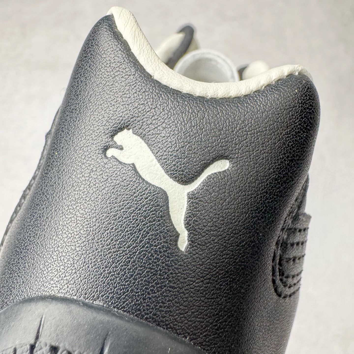 图片[18]-＃S2纯原 PUMA Speedca OG 彪马极速赛车系列低帮德训风拼接复古百搭休闲运动赛车鞋 鞋款从80、90年代赛车手所穿的防火赛车鞋为原型，鞋身线条模仿了赛车的流线廓形，体现了空气动力学原理的结构。简约流畅的外观，恰好又和贯穿其中的Formstrip Logo融合恰到好处，视觉上细节丰富且协调。本次Speedcat OG鞋款归来，最大看点自然式保留了窄版鞋型以及薄底构造。这两年各品牌鞋底越做越厚，Speedcat反其道而行之，上脚几乎无鞋底的效果带来耳目一新的视觉体验。鞋面依旧是以质感细腻的麂皮材质打造，并且大面积近乎全包裹的使用，复古味道也愈发浓烈。配色上更是将最原始的黑色和红色带回，向F1赛车队的标志性队服致敬。相信让各位一眼种草的更多是出挑的大红色，上脚即可瞬间点亮整体造型，在以球鞋为核心的OOTD中脱颖而出。而另一款黑色则是低调的万金油，彰显新潮个性的同时又不喧宾夺主，也是热爱简约系穿搭朋友的首选。 尺码：36 37 37.5 38 38.5 39 40 40.5 41 42 42.5 43 44 44.5 45 46-选品中心