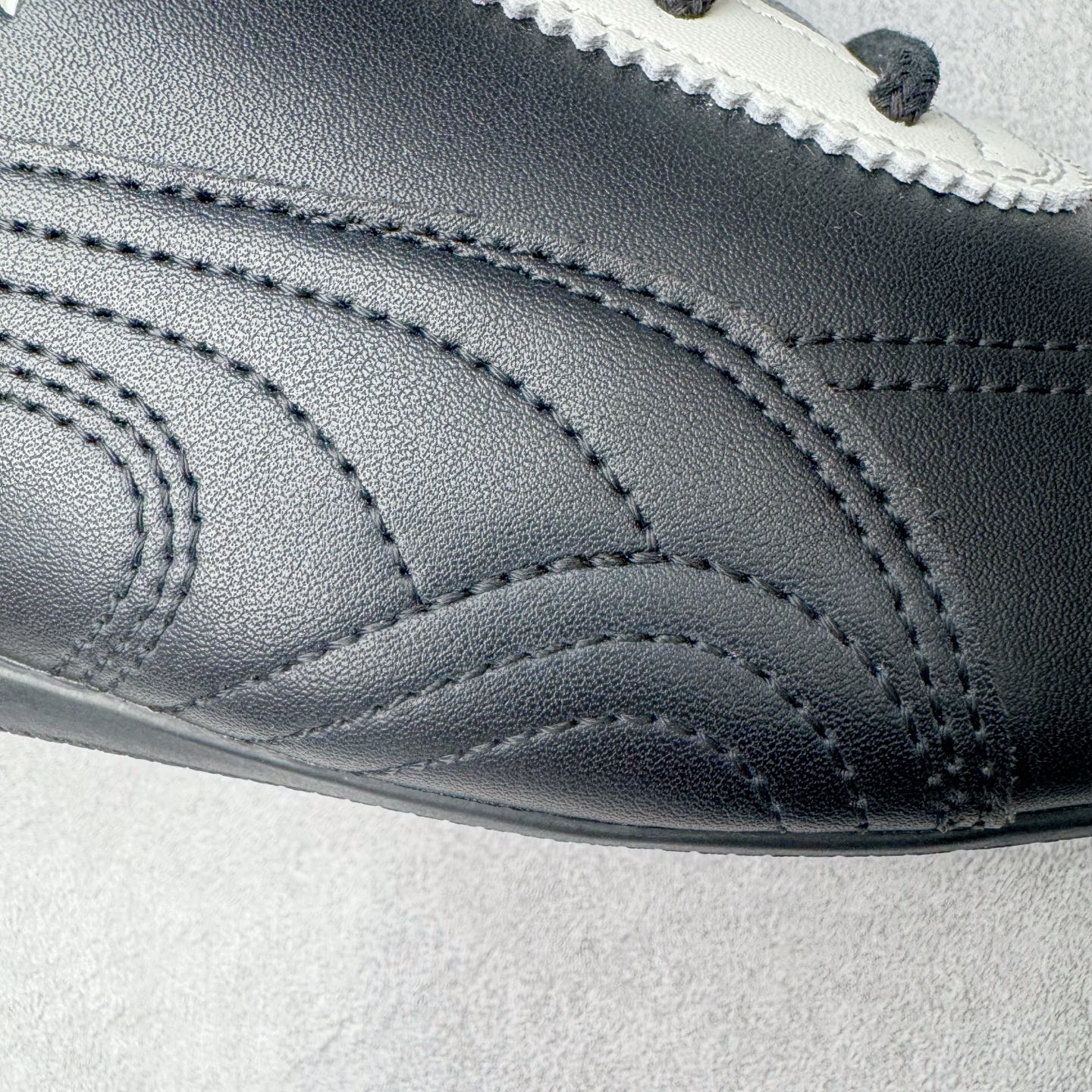 图片[21]-＃S2纯原 PUMA Speedca OG 彪马极速赛车系列低帮德训风拼接复古百搭休闲运动赛车鞋 鞋款从80、90年代赛车手所穿的防火赛车鞋为原型，鞋身线条模仿了赛车的流线廓形，体现了空气动力学原理的结构。简约流畅的外观，恰好又和贯穿其中的Formstrip Logo融合恰到好处，视觉上细节丰富且协调。本次Speedcat OG鞋款归来，最大看点自然式保留了窄版鞋型以及薄底构造。这两年各品牌鞋底越做越厚，Speedcat反其道而行之，上脚几乎无鞋底的效果带来耳目一新的视觉体验。鞋面依旧是以质感细腻的麂皮材质打造，并且大面积近乎全包裹的使用，复古味道也愈发浓烈。配色上更是将最原始的黑色和红色带回，向F1赛车队的标志性队服致敬。相信让各位一眼种草的更多是出挑的大红色，上脚即可瞬间点亮整体造型，在以球鞋为核心的OOTD中脱颖而出。而另一款黑色则是低调的万金油，彰显新潮个性的同时又不喧宾夺主，也是热爱简约系穿搭朋友的首选。 尺码：36 37 37.5 38 38.5 39 40 40.5 41 42 42.5 43 44 44.5 45 46-选品中心