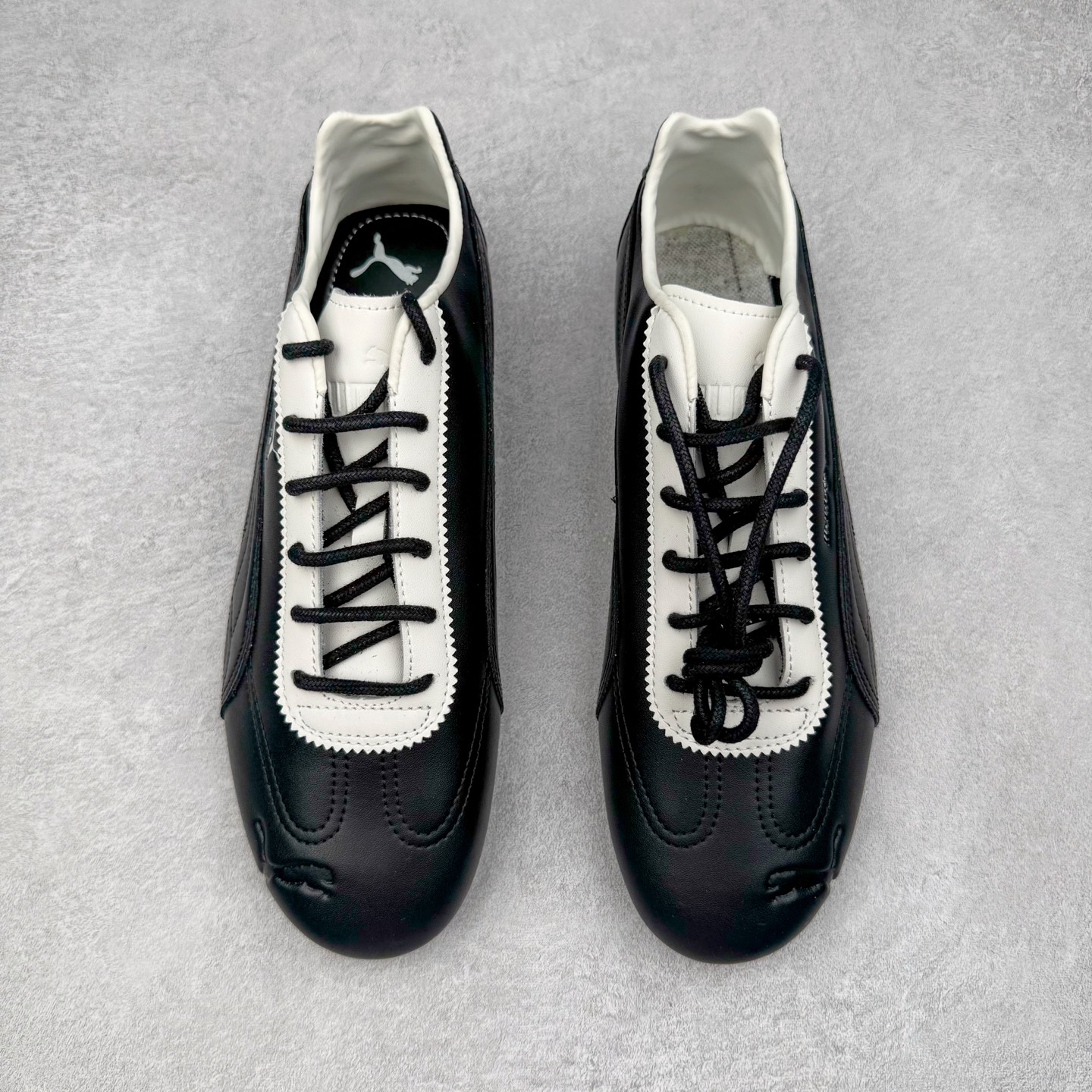 图片[2]-＃S2纯原 PUMA Speedca OG 彪马极速赛车系列低帮德训风拼接复古百搭休闲运动赛车鞋 鞋款从80、90年代赛车手所穿的防火赛车鞋为原型，鞋身线条模仿了赛车的流线廓形，体现了空气动力学原理的结构。简约流畅的外观，恰好又和贯穿其中的Formstrip Logo融合恰到好处，视觉上细节丰富且协调。本次Speedcat OG鞋款归来，最大看点自然式保留了窄版鞋型以及薄底构造。这两年各品牌鞋底越做越厚，Speedcat反其道而行之，上脚几乎无鞋底的效果带来耳目一新的视觉体验。鞋面依旧是以质感细腻的麂皮材质打造，并且大面积近乎全包裹的使用，复古味道也愈发浓烈。配色上更是将最原始的黑色和红色带回，向F1赛车队的标志性队服致敬。相信让各位一眼种草的更多是出挑的大红色，上脚即可瞬间点亮整体造型，在以球鞋为核心的OOTD中脱颖而出。而另一款黑色则是低调的万金油，彰显新潮个性的同时又不喧宾夺主，也是热爱简约系穿搭朋友的首选。 尺码：36 37 37.5 38 38.5 39 40 40.5 41 42 42.5 43 44 44.5 45 46-选品中心