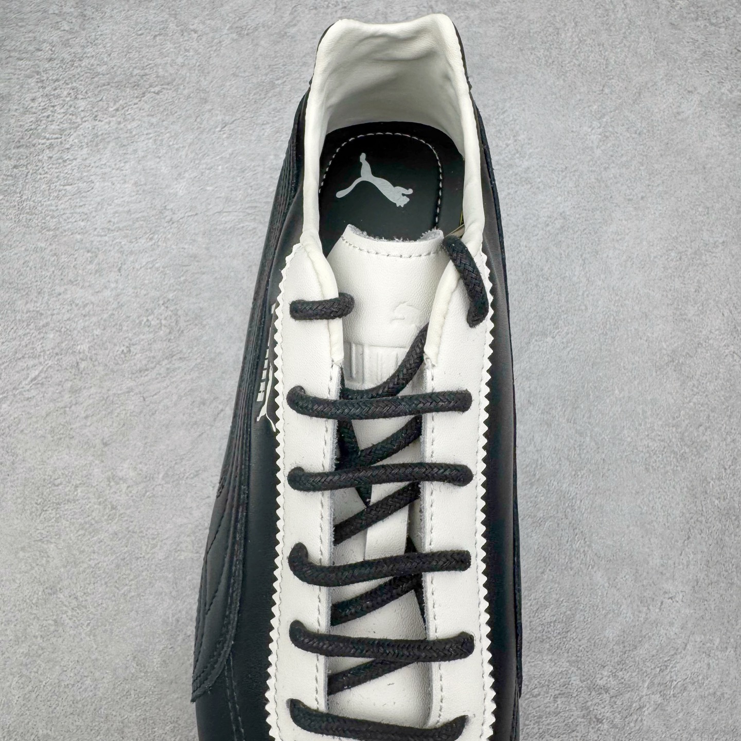 图片[5]-＃S2纯原 PUMA Speedca OG 彪马极速赛车系列低帮德训风拼接复古百搭休闲运动赛车鞋 鞋款从80、90年代赛车手所穿的防火赛车鞋为原型，鞋身线条模仿了赛车的流线廓形，体现了空气动力学原理的结构。简约流畅的外观，恰好又和贯穿其中的Formstrip Logo融合恰到好处，视觉上细节丰富且协调。本次Speedcat OG鞋款归来，最大看点自然式保留了窄版鞋型以及薄底构造。这两年各品牌鞋底越做越厚，Speedcat反其道而行之，上脚几乎无鞋底的效果带来耳目一新的视觉体验。鞋面依旧是以质感细腻的麂皮材质打造，并且大面积近乎全包裹的使用，复古味道也愈发浓烈。配色上更是将最原始的黑色和红色带回，向F1赛车队的标志性队服致敬。相信让各位一眼种草的更多是出挑的大红色，上脚即可瞬间点亮整体造型，在以球鞋为核心的OOTD中脱颖而出。而另一款黑色则是低调的万金油，彰显新潮个性的同时又不喧宾夺主，也是热爱简约系穿搭朋友的首选。 尺码：36 37 37.5 38 38.5 39 40 40.5 41 42 42.5 43 44 44.5 45 46-选品中心