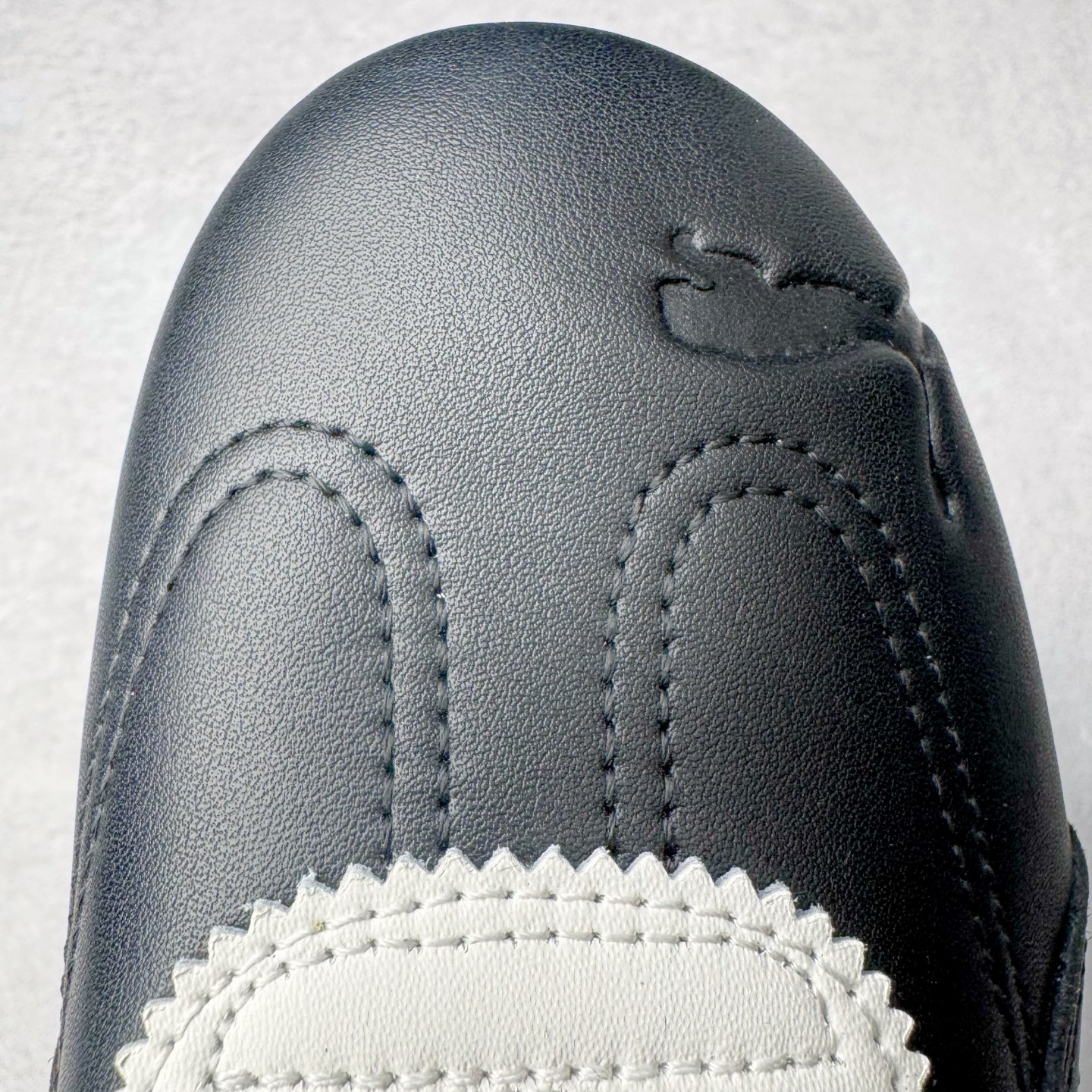 图片[17]-＃S2纯原 PUMA Speedca OG 彪马极速赛车系列低帮德训风拼接复古百搭休闲运动赛车鞋 鞋款从80、90年代赛车手所穿的防火赛车鞋为原型，鞋身线条模仿了赛车的流线廓形，体现了空气动力学原理的结构。简约流畅的外观，恰好又和贯穿其中的Formstrip Logo融合恰到好处，视觉上细节丰富且协调。本次Speedcat OG鞋款归来，最大看点自然式保留了窄版鞋型以及薄底构造。这两年各品牌鞋底越做越厚，Speedcat反其道而行之，上脚几乎无鞋底的效果带来耳目一新的视觉体验。鞋面依旧是以质感细腻的麂皮材质打造，并且大面积近乎全包裹的使用，复古味道也愈发浓烈。配色上更是将最原始的黑色和红色带回，向F1赛车队的标志性队服致敬。相信让各位一眼种草的更多是出挑的大红色，上脚即可瞬间点亮整体造型，在以球鞋为核心的OOTD中脱颖而出。而另一款黑色则是低调的万金油，彰显新潮个性的同时又不喧宾夺主，也是热爱简约系穿搭朋友的首选。 尺码：36 37 37.5 38 38.5 39 40 40.5 41 42 42.5 43 44 44.5 45 46-选品中心