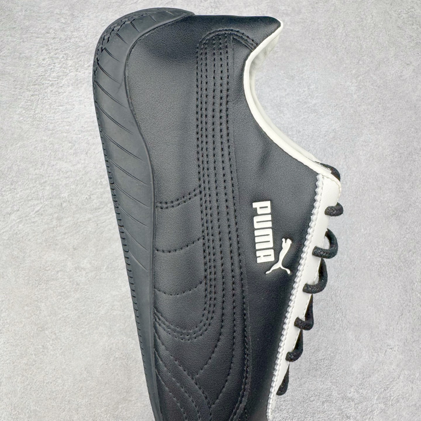 图片[6]-＃S2纯原 PUMA Speedca OG 彪马极速赛车系列低帮德训风拼接复古百搭休闲运动赛车鞋 鞋款从80、90年代赛车手所穿的防火赛车鞋为原型，鞋身线条模仿了赛车的流线廓形，体现了空气动力学原理的结构。简约流畅的外观，恰好又和贯穿其中的Formstrip Logo融合恰到好处，视觉上细节丰富且协调。本次Speedcat OG鞋款归来，最大看点自然式保留了窄版鞋型以及薄底构造。这两年各品牌鞋底越做越厚，Speedcat反其道而行之，上脚几乎无鞋底的效果带来耳目一新的视觉体验。鞋面依旧是以质感细腻的麂皮材质打造，并且大面积近乎全包裹的使用，复古味道也愈发浓烈。配色上更是将最原始的黑色和红色带回，向F1赛车队的标志性队服致敬。相信让各位一眼种草的更多是出挑的大红色，上脚即可瞬间点亮整体造型，在以球鞋为核心的OOTD中脱颖而出。而另一款黑色则是低调的万金油，彰显新潮个性的同时又不喧宾夺主，也是热爱简约系穿搭朋友的首选。 尺码：36 37 37.5 38 38.5 39 40 40.5 41 42 42.5 43 44 44.5 45 46-选品中心