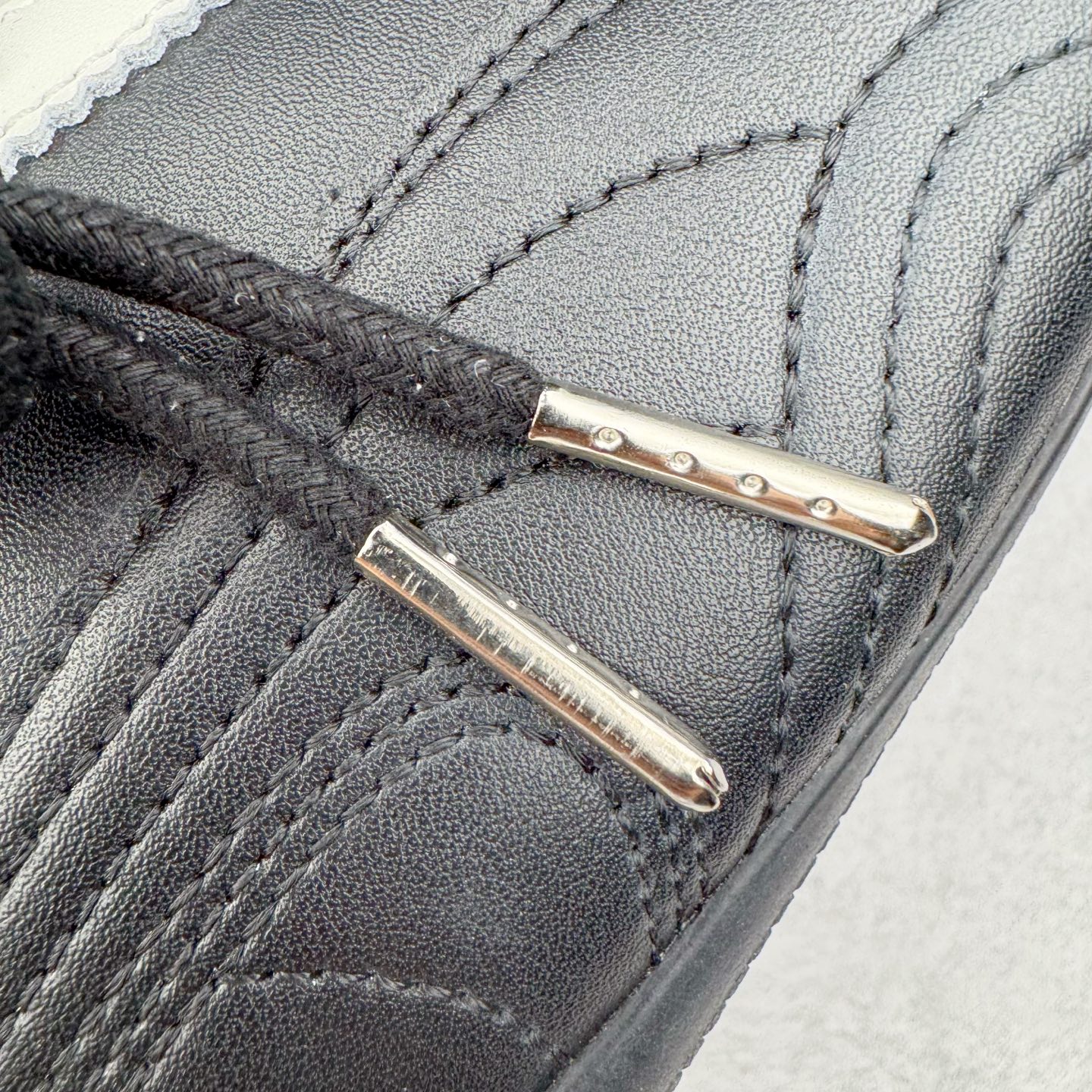 图片[13]-＃S2纯原 PUMA Speedca OG 彪马极速赛车系列低帮德训风拼接复古百搭休闲运动赛车鞋 鞋款从80、90年代赛车手所穿的防火赛车鞋为原型，鞋身线条模仿了赛车的流线廓形，体现了空气动力学原理的结构。简约流畅的外观，恰好又和贯穿其中的Formstrip Logo融合恰到好处，视觉上细节丰富且协调。本次Speedcat OG鞋款归来，最大看点自然式保留了窄版鞋型以及薄底构造。这两年各品牌鞋底越做越厚，Speedcat反其道而行之，上脚几乎无鞋底的效果带来耳目一新的视觉体验。鞋面依旧是以质感细腻的麂皮材质打造，并且大面积近乎全包裹的使用，复古味道也愈发浓烈。配色上更是将最原始的黑色和红色带回，向F1赛车队的标志性队服致敬。相信让各位一眼种草的更多是出挑的大红色，上脚即可瞬间点亮整体造型，在以球鞋为核心的OOTD中脱颖而出。而另一款黑色则是低调的万金油，彰显新潮个性的同时又不喧宾夺主，也是热爱简约系穿搭朋友的首选。 尺码：36 37 37.5 38 38.5 39 40 40.5 41 42 42.5 43 44 44.5 45 46-选品中心