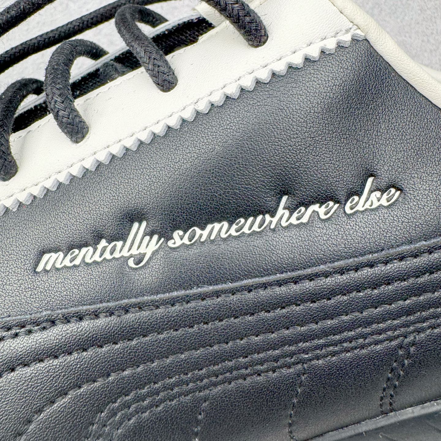 图片[11]-＃S2纯原 PUMA Speedca OG 彪马极速赛车系列低帮德训风拼接复古百搭休闲运动赛车鞋 鞋款从80、90年代赛车手所穿的防火赛车鞋为原型，鞋身线条模仿了赛车的流线廓形，体现了空气动力学原理的结构。简约流畅的外观，恰好又和贯穿其中的Formstrip Logo融合恰到好处，视觉上细节丰富且协调。本次Speedcat OG鞋款归来，最大看点自然式保留了窄版鞋型以及薄底构造。这两年各品牌鞋底越做越厚，Speedcat反其道而行之，上脚几乎无鞋底的效果带来耳目一新的视觉体验。鞋面依旧是以质感细腻的麂皮材质打造，并且大面积近乎全包裹的使用，复古味道也愈发浓烈。配色上更是将最原始的黑色和红色带回，向F1赛车队的标志性队服致敬。相信让各位一眼种草的更多是出挑的大红色，上脚即可瞬间点亮整体造型，在以球鞋为核心的OOTD中脱颖而出。而另一款黑色则是低调的万金油，彰显新潮个性的同时又不喧宾夺主，也是热爱简约系穿搭朋友的首选。 尺码：36 37 37.5 38 38.5 39 40 40.5 41 42 42.5 43 44 44.5 45 46-选品中心